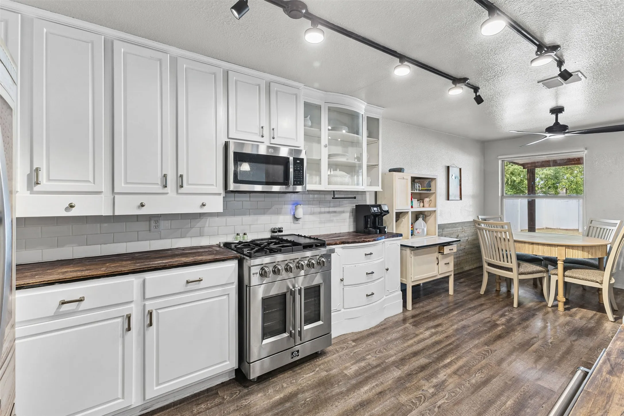 Single Family Residence For Sale in Dallas County , 232 Laramie Lane, De Soto, Texas 75115, 3 Bedroom, 2 Bathroom, 2 Garage spaces, 2,160 Sqft, built in 2002, mls#21400032, Real Estate Agent in De Soto, Homes For Sale in Dallas county, Homes For Sale in De Soto, Realtor in De Soto Texas, Real Estate Brokerage Independent Realty Texas, Luminita Cordes Realtor