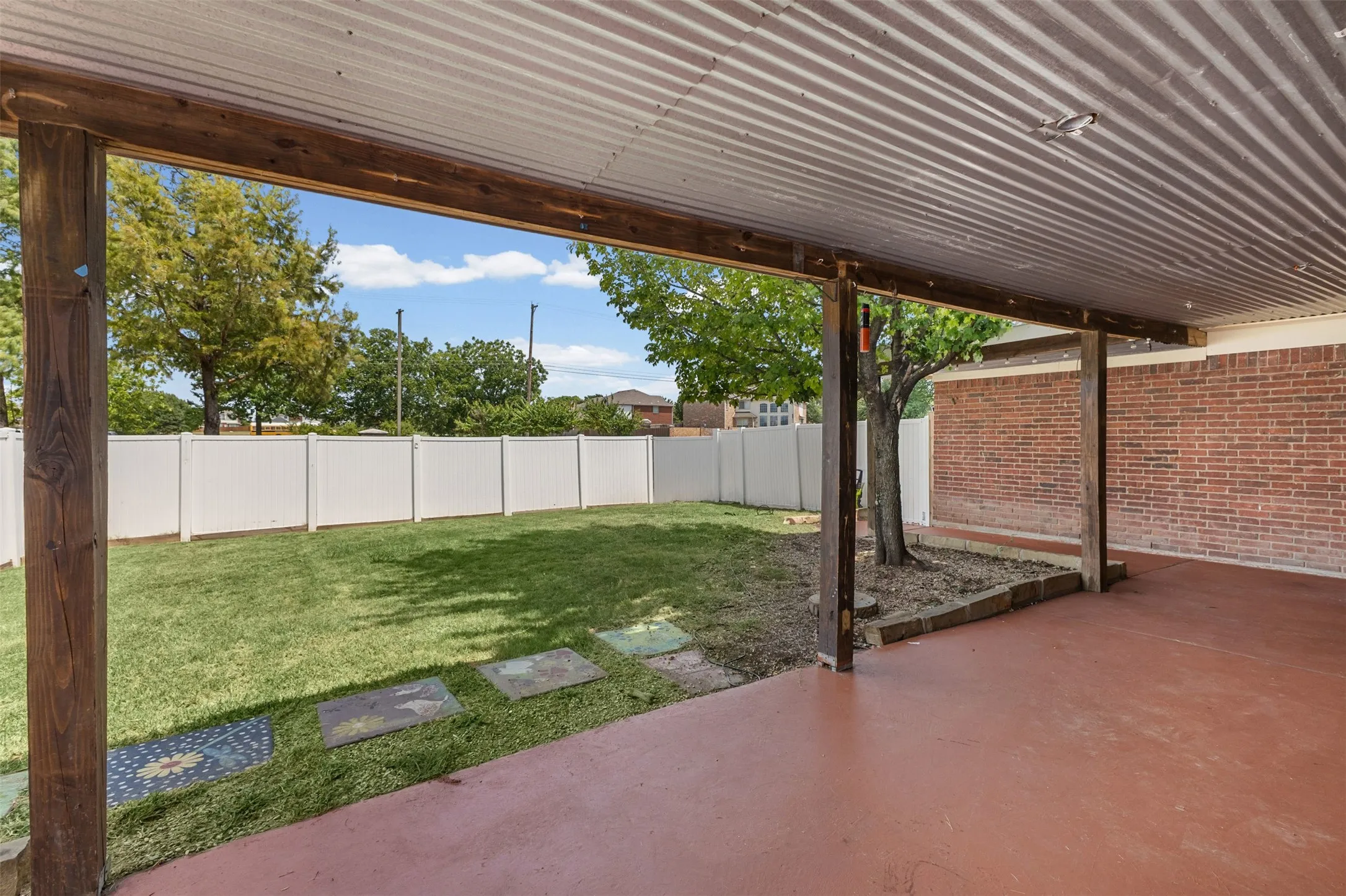 Single Family Residence For Sale in Dallas County , 232 Laramie Lane, De Soto, Texas 75115, 3 Bedroom, 2 Bathroom, 2 Garage spaces, 2,160 Sqft, built in 2002, mls#21400032, Real Estate Agent in De Soto, Homes For Sale in Dallas county, Homes For Sale in De Soto, Realtor in De Soto Texas, Real Estate Brokerage Independent Realty Texas, Luminita Cordes Realtor