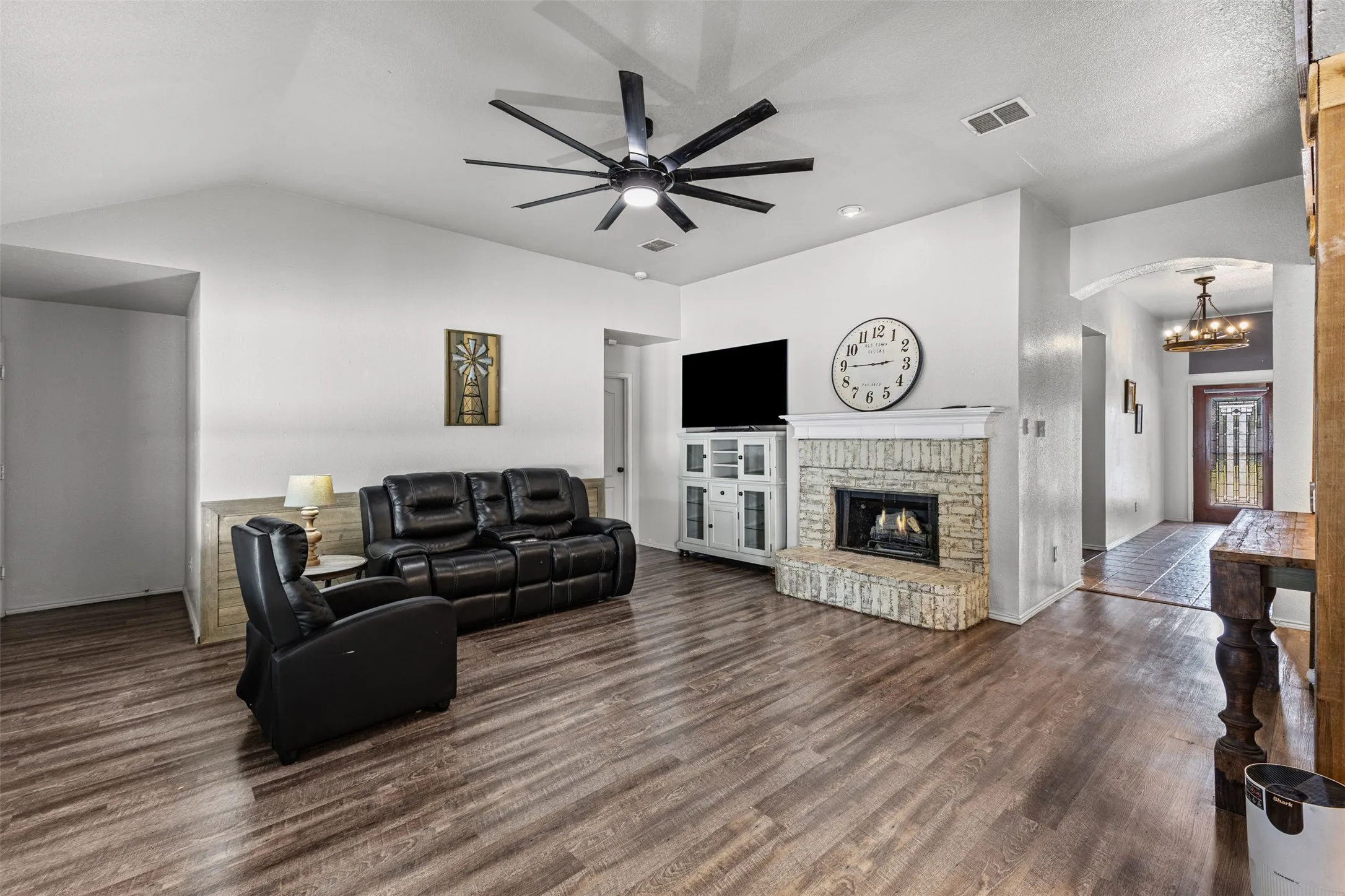 Single Family Residence For Sale in Dallas County , 232 Laramie Lane, De Soto, Texas 75115, 3 Bedroom, 2 Bathroom, 2 Garage spaces, 2,160 Sqft, built in 2002, mls#21400032, Real Estate Agent in De Soto, Homes For Sale in Dallas county, Homes For Sale in De Soto, Realtor in De Soto Texas, Real Estate Brokerage Independent Realty Texas, Luminita Cordes Realtor