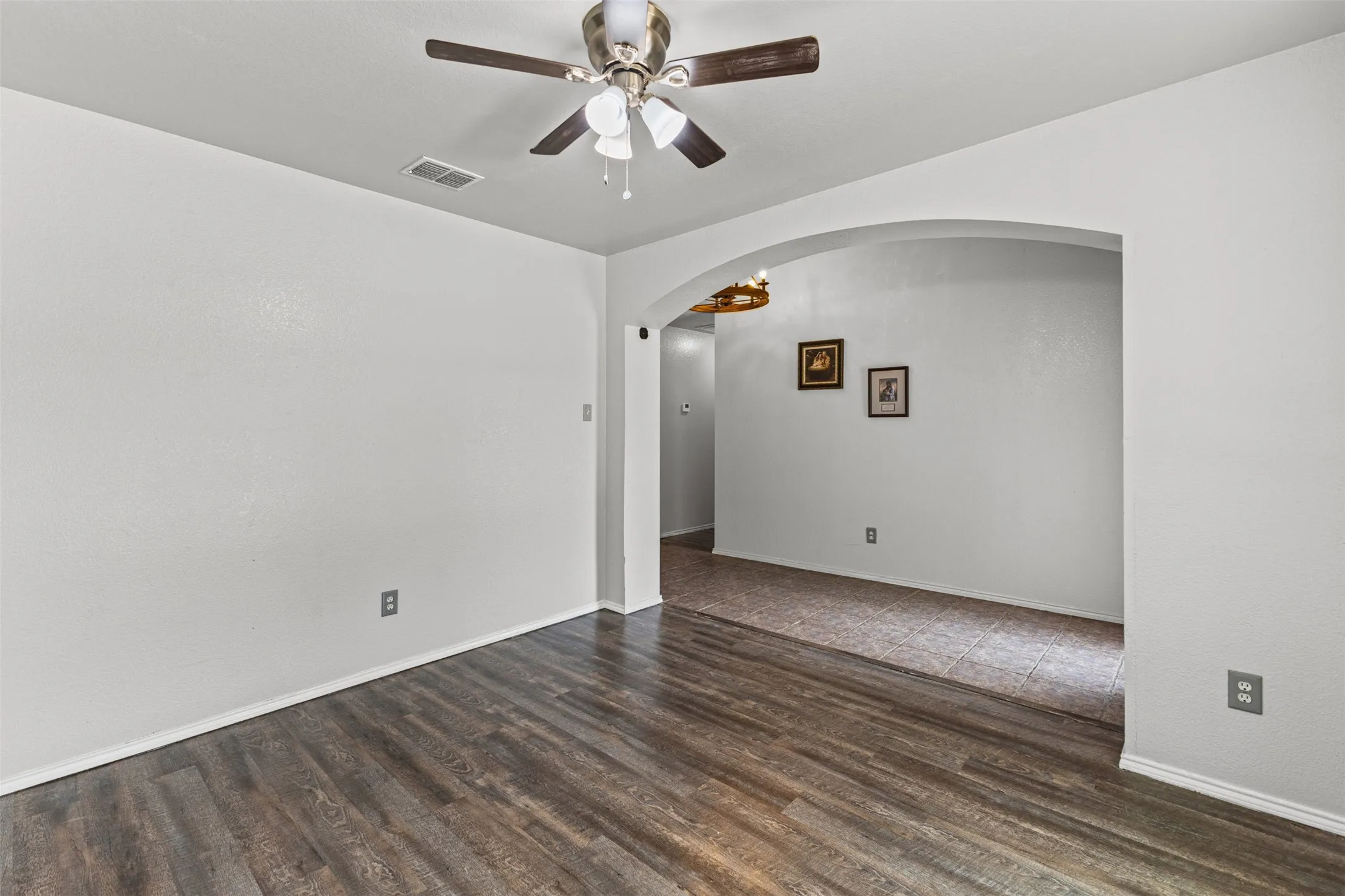 Single Family Residence For Sale in Dallas County , 232 Laramie Lane, De Soto, Texas 75115, 3 Bedroom, 2 Bathroom, 2 Garage spaces, 2,160 Sqft, built in 2002, mls#21400032, Real Estate Agent in De Soto, Homes For Sale in Dallas county, Homes For Sale in De Soto, Realtor in De Soto Texas, Real Estate Brokerage Independent Realty Texas, Luminita Cordes Realtor