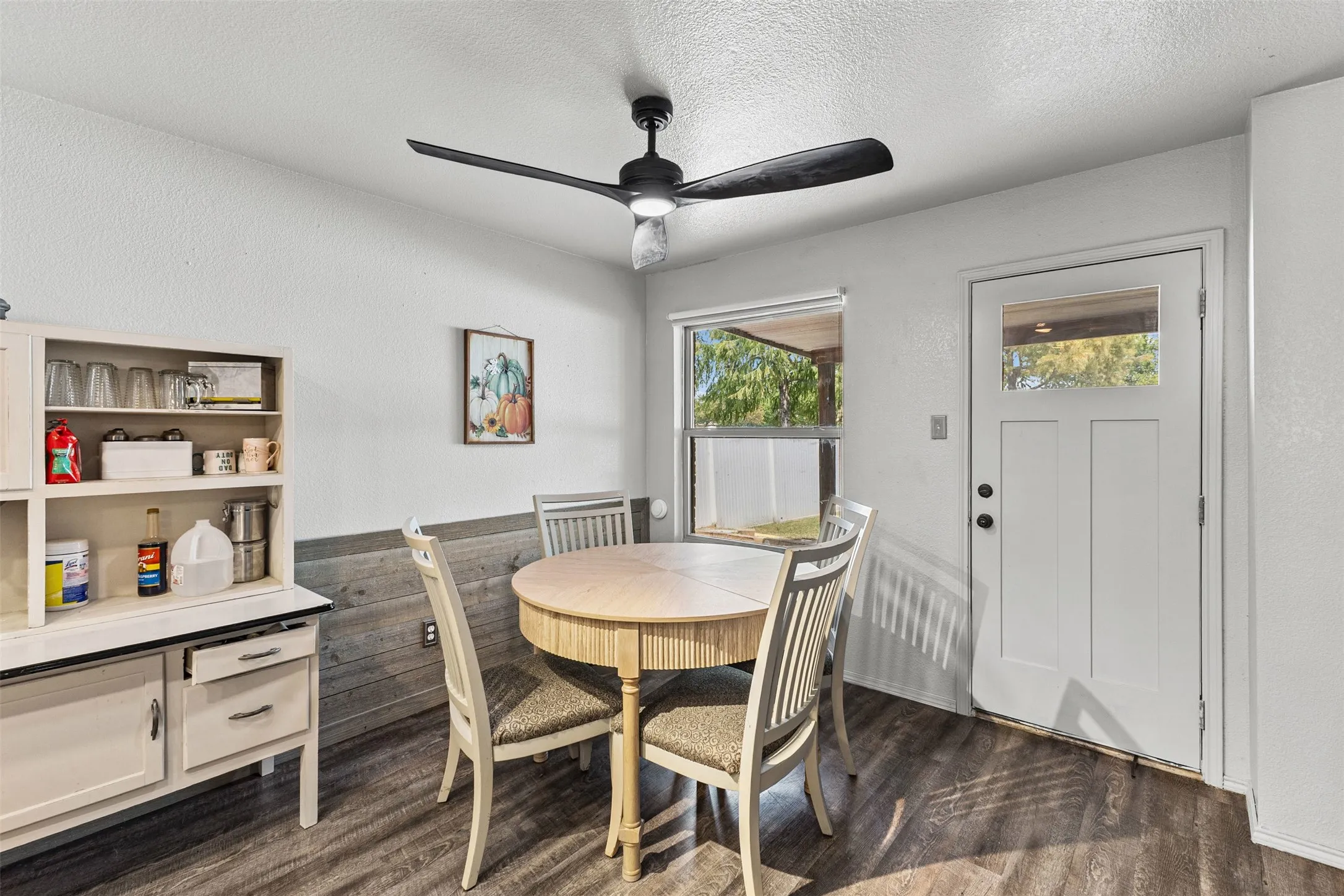 Single Family Residence For Sale in Dallas County , 232 Laramie Lane, De Soto, Texas 75115, 3 Bedroom, 2 Bathroom, 2 Garage spaces, 2,160 Sqft, built in 2002, mls#21400032, Real Estate Agent in De Soto, Homes For Sale in Dallas county, Homes For Sale in De Soto, Realtor in De Soto Texas, Real Estate Brokerage Independent Realty Texas, Luminita Cordes Realtor