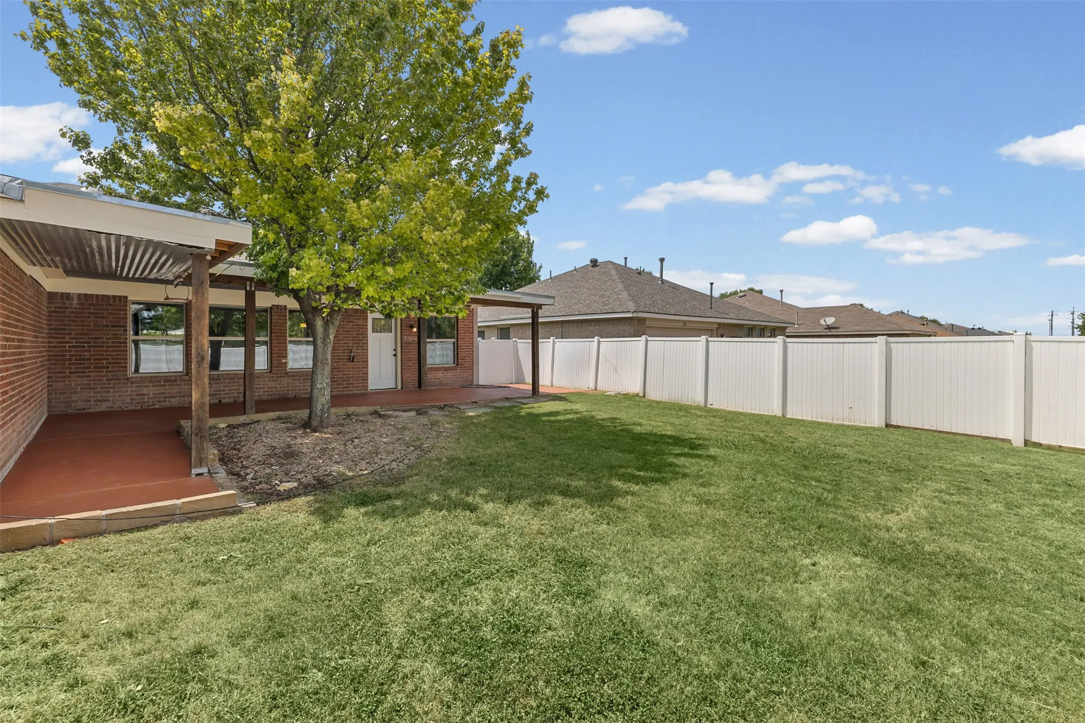 Single Family Residence For Sale in Dallas County , 232 Laramie Lane, De Soto, Texas 75115, 3 Bedroom, 2 Bathroom, 2 Garage spaces, 2,160 Sqft, built in 2002, mls#21400032, Real Estate Agent in De Soto, Homes For Sale in Dallas county, Homes For Sale in De Soto, Realtor in De Soto Texas, Real Estate Brokerage Independent Realty Texas, Luminita Cordes Realtor