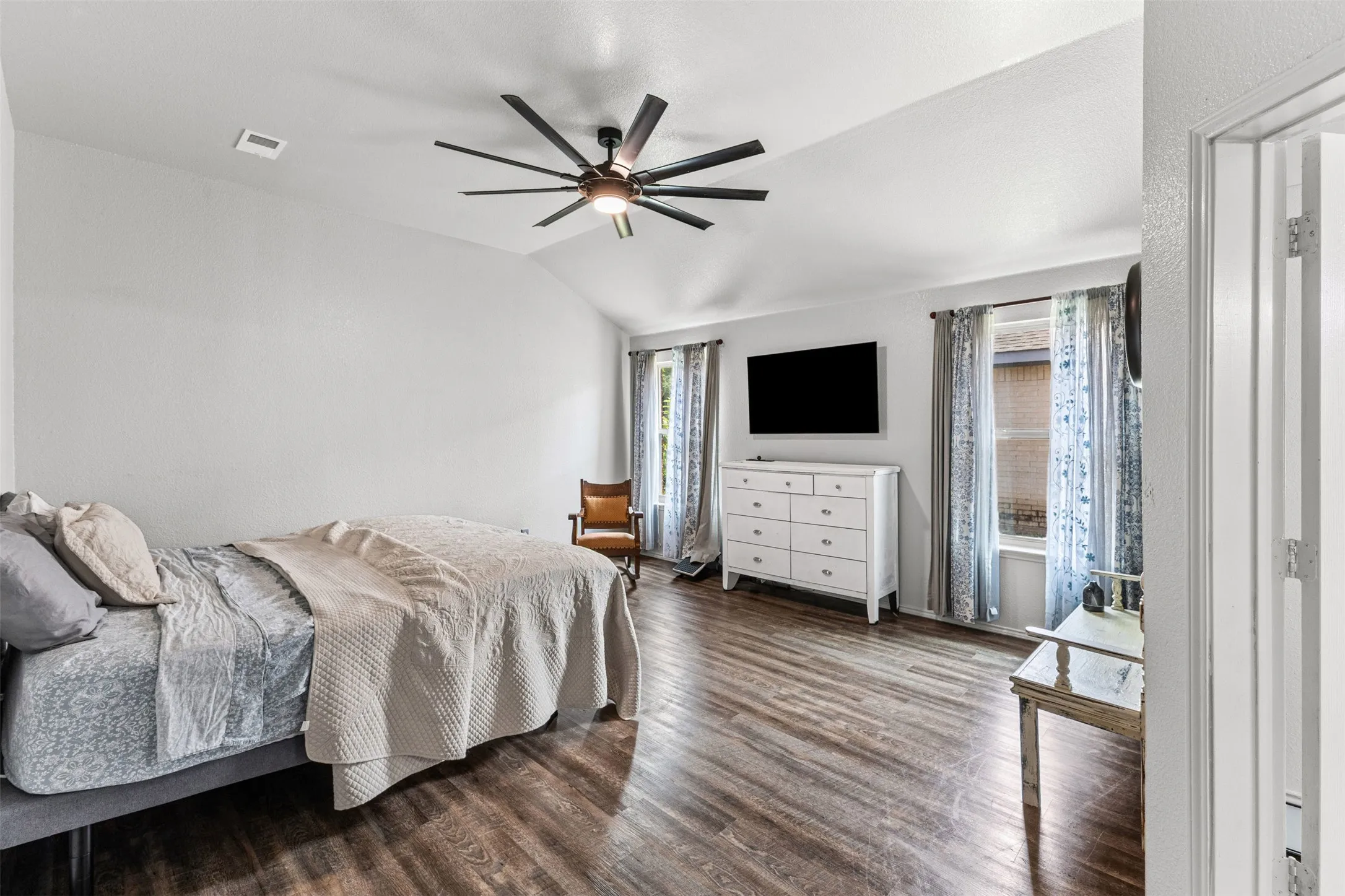 Single Family Residence For Sale in Dallas County , 232 Laramie Lane, De Soto, Texas 75115, 3 Bedroom, 2 Bathroom, 2 Garage spaces, 2,160 Sqft, built in 2002, mls#21400032, Real Estate Agent in De Soto, Homes For Sale in Dallas county, Homes For Sale in De Soto, Realtor in De Soto Texas, Real Estate Brokerage Independent Realty Texas, Luminita Cordes Realtor