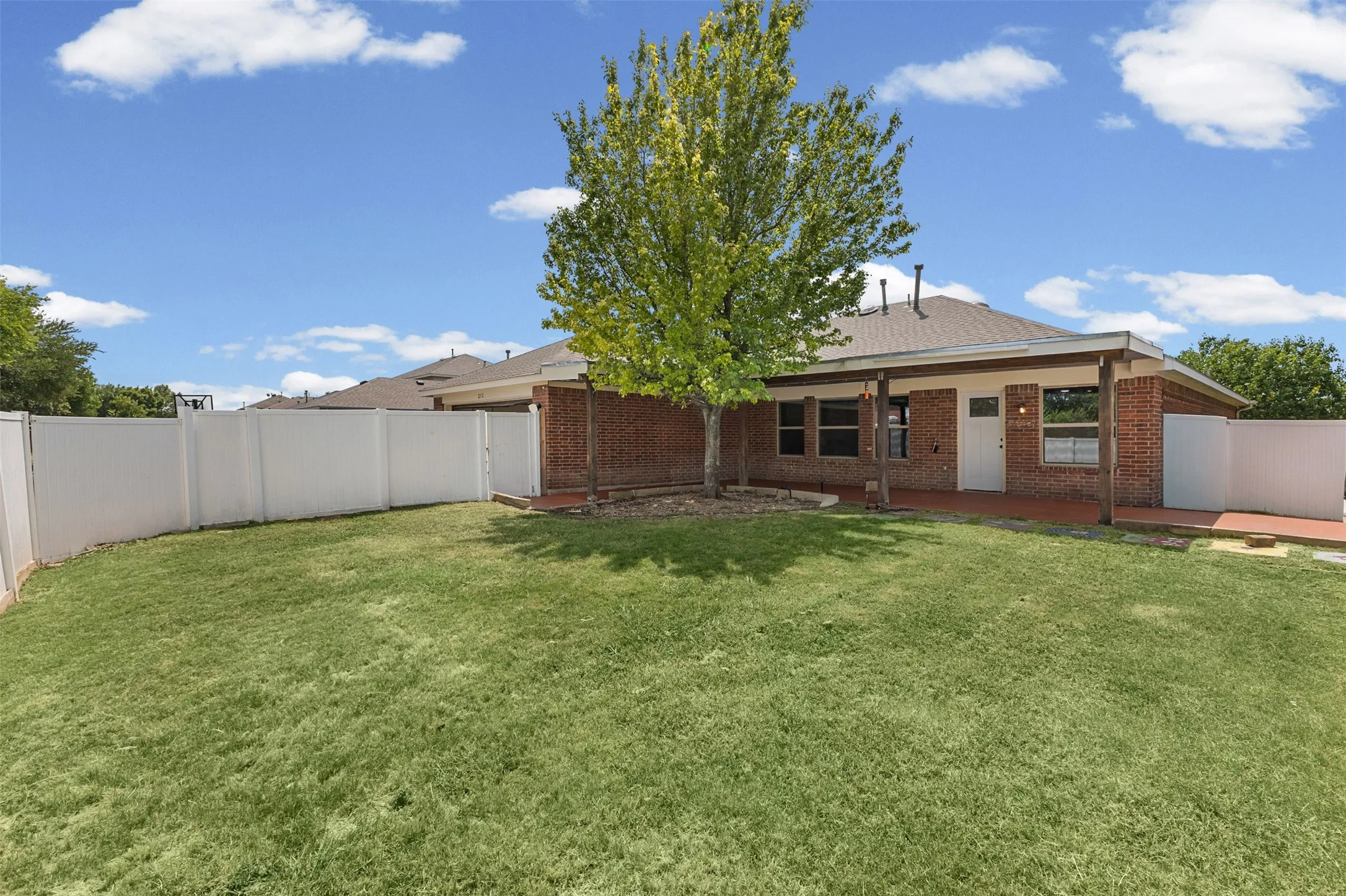 Single Family Residence For Sale in Dallas County , 232 Laramie Lane, De Soto, Texas 75115, 3 Bedroom, 2 Bathroom, 2 Garage spaces, 2,160 Sqft, built in 2002, mls#21400032, Real Estate Agent in De Soto, Homes For Sale in Dallas county, Homes For Sale in De Soto, Realtor in De Soto Texas, Real Estate Brokerage Independent Realty Texas, Luminita Cordes Realtor