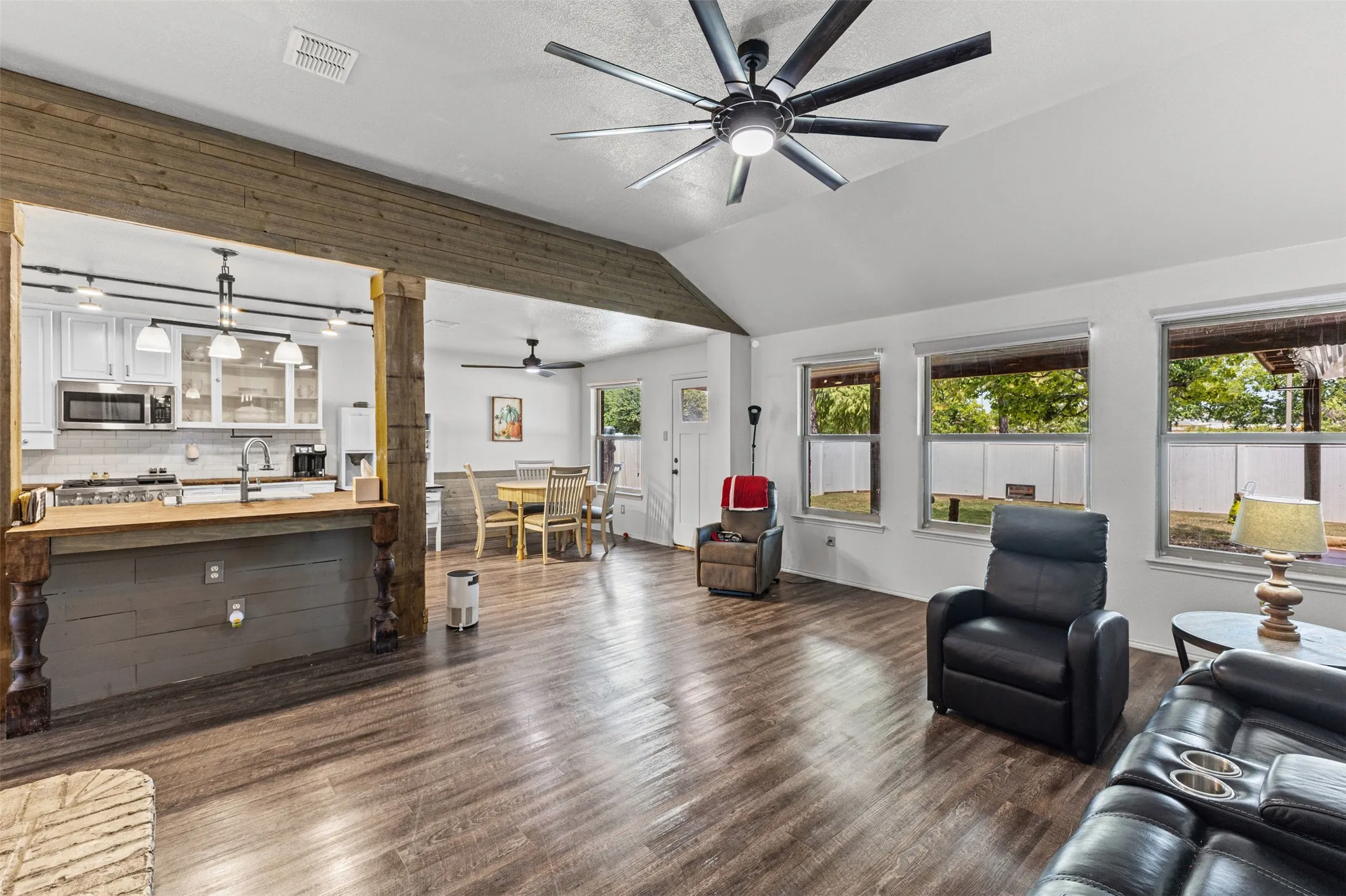 Single Family Residence For Sale in Dallas County , 232 Laramie Lane, De Soto, Texas 75115, 3 Bedroom, 2 Bathroom, 2 Garage spaces, 2,160 Sqft, built in 2002, mls#21400032, Real Estate Agent in De Soto, Homes For Sale in Dallas county, Homes For Sale in De Soto, Realtor in De Soto Texas, Real Estate Brokerage Independent Realty Texas, Luminita Cordes Realtor