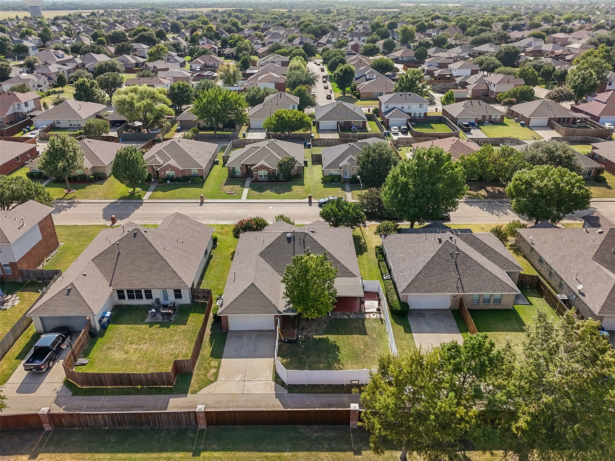 Single Family Residence For Sale in Dallas County , 232 Laramie Lane, De Soto, Texas 75115, 3 Bedroom, 2 Bathroom, 2 Garage spaces, 2,160 Sqft, built in 2002, mls#21400032, Real Estate Agent in De Soto, Homes For Sale in Dallas county, Homes For Sale in De Soto, Realtor in De Soto Texas, Real Estate Brokerage Independent Realty Texas, Luminita Cordes Realtor