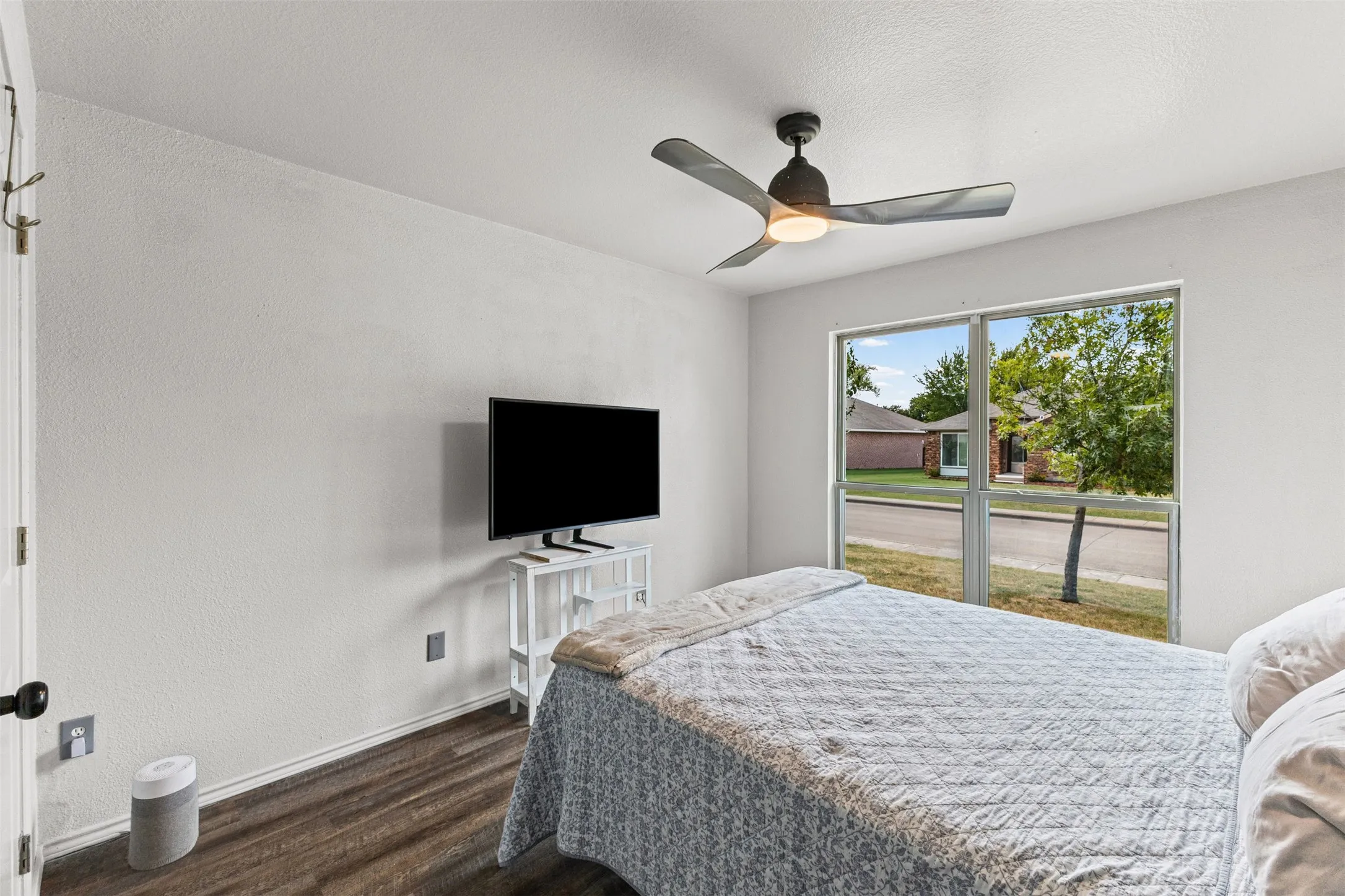 Single Family Residence For Sale in Dallas County , 232 Laramie Lane, De Soto, Texas 75115, 3 Bedroom, 2 Bathroom, 2 Garage spaces, 2,160 Sqft, built in 2002, mls#21400032, Real Estate Agent in De Soto, Homes For Sale in Dallas county, Homes For Sale in De Soto, Realtor in De Soto Texas, Real Estate Brokerage Independent Realty Texas, Luminita Cordes Realtor