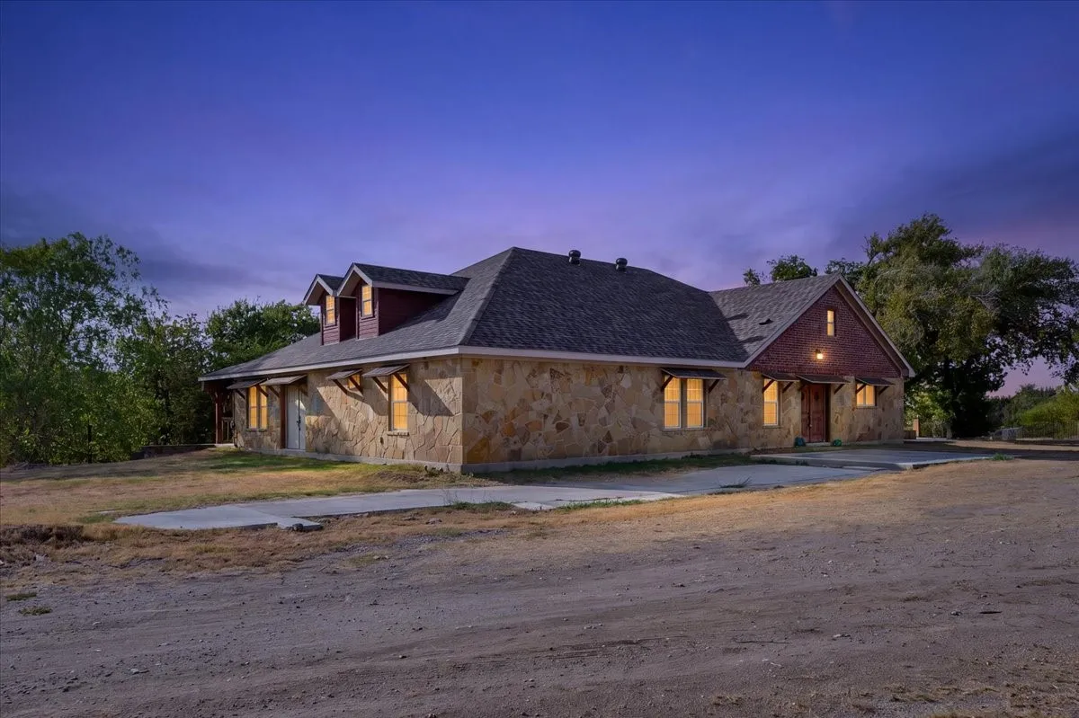 3601 Oak Cir, Weatherford, TX 76088 - 3664 sq ft on 2.92 acres with a 2600 sq ft workshop