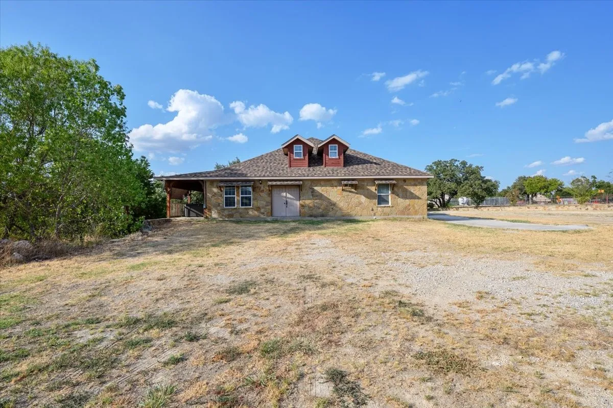 View from the south of the home at 3601 Oak Cir, Weatherford, TX 76088 - 3664 sq ft on 2.92 acres with a 2600 sq ft workshop