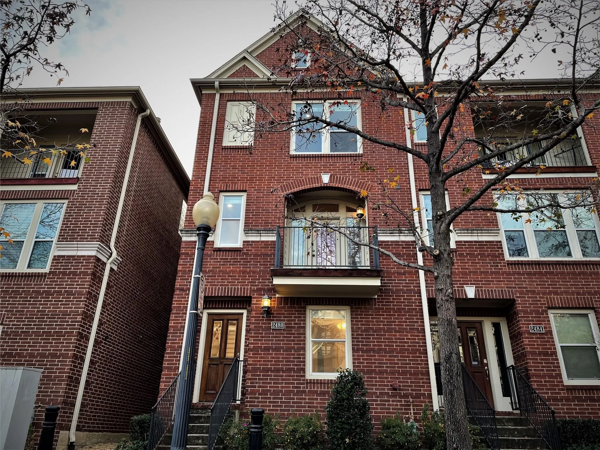 Townhouse For Rent in Dallas County , 2480 Worthington Street, Dallas, Texas 75204, 3 Bedroom, 4 Bathroom, 2 Garage spaces, 1,950 Sqft, built in 2003, mls#21399757, Real Estate Agent in Dallas, Homes For Rent in Dallas county, Homes For Rent in Dallas, Realtor in Dallas Texas, Real Estate Brokerage Independent Realty Texas, Luminita Cordes Realtor