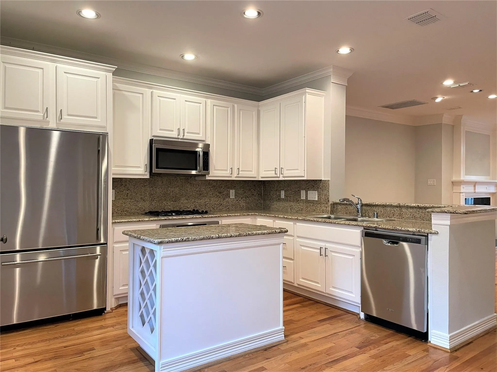 Townhouse For Rent in Dallas County , 2480 Worthington Street, Dallas, Texas 75204, 3 Bedroom, 4 Bathroom, 2 Garage spaces, 1,950 Sqft, built in 2003, mls#21399757, Real Estate Agent in Dallas, Homes For Rent in Dallas county, Homes For Rent in Dallas, Realtor in Dallas Texas, Real Estate Brokerage Independent Realty Texas, Luminita Cordes Realtor