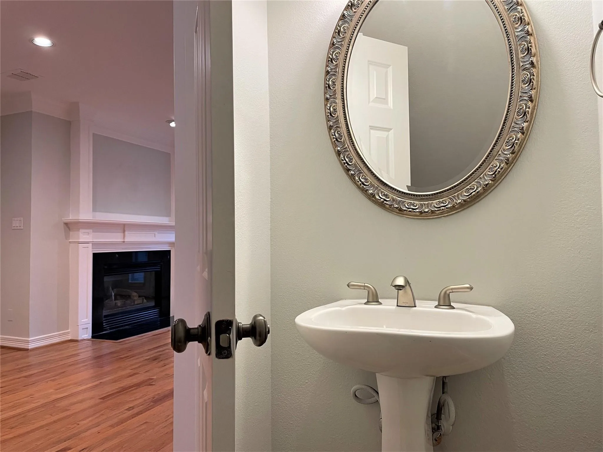 Townhouse For Rent in Dallas County , 2480 Worthington Street, Dallas, Texas 75204, 3 Bedroom, 4 Bathroom, 2 Garage spaces, 1,950 Sqft, built in 2003, mls#21399757, Real Estate Agent in Dallas, Homes For Rent in Dallas county, Homes For Rent in Dallas, Realtor in Dallas Texas, Real Estate Brokerage Independent Realty Texas, Luminita Cordes Realtor