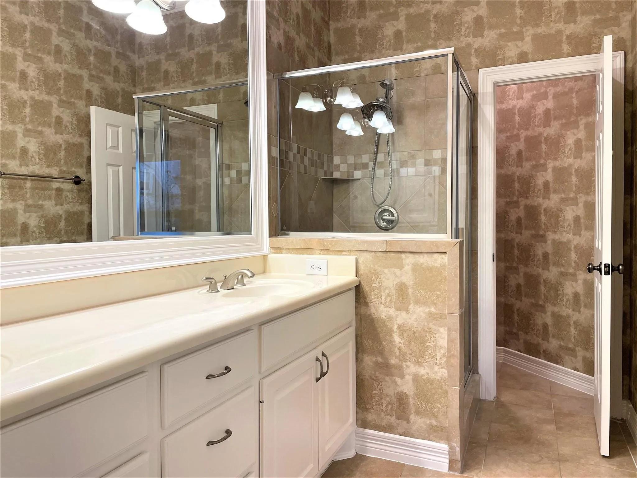 Townhouse For Rent in Dallas County , 2480 Worthington Street, Dallas, Texas 75204, 3 Bedroom, 4 Bathroom, 2 Garage spaces, 1,950 Sqft, built in 2003, mls#21399757, Real Estate Agent in Dallas, Homes For Rent in Dallas county, Homes For Rent in Dallas, Realtor in Dallas Texas, Real Estate Brokerage Independent Realty Texas, Luminita Cordes Realtor