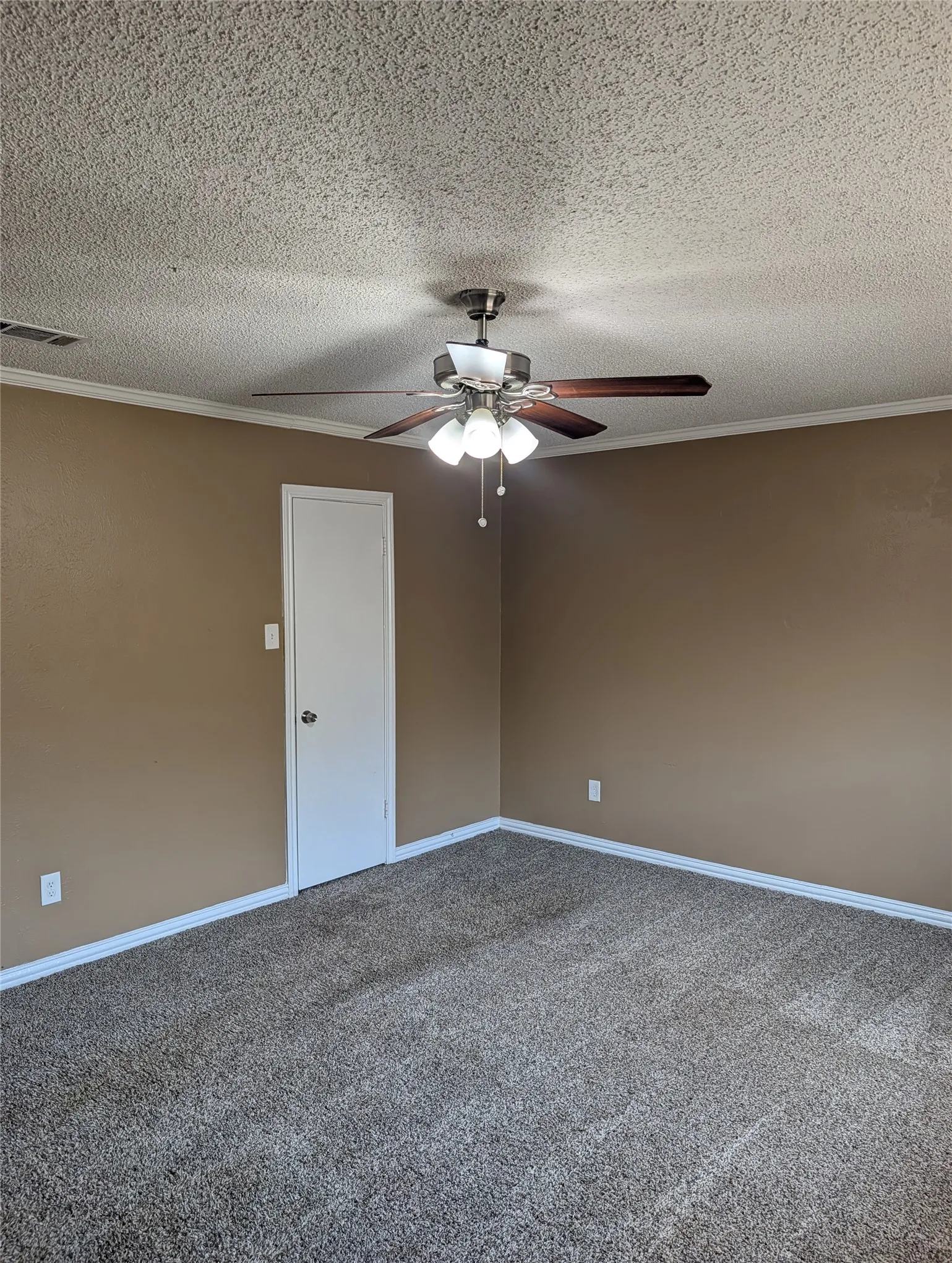 Single Family Residence For Rent in Tarrant County , 5325 Weddington Court, Fort Worth, Texas 76133, 3 Bedroom, 2 Bathroom, 2 Garage spaces, 1,592 Sqft, built in 1980, mls#21400078, Real Estate Agent in Fort Worth, Homes For Rent in Tarrant county, Homes For Rent in Fort Worth, Realtor in Fort Worth Texas, Real Estate Brokerage Independent Realty Texas, Luminita Cordes Realtor