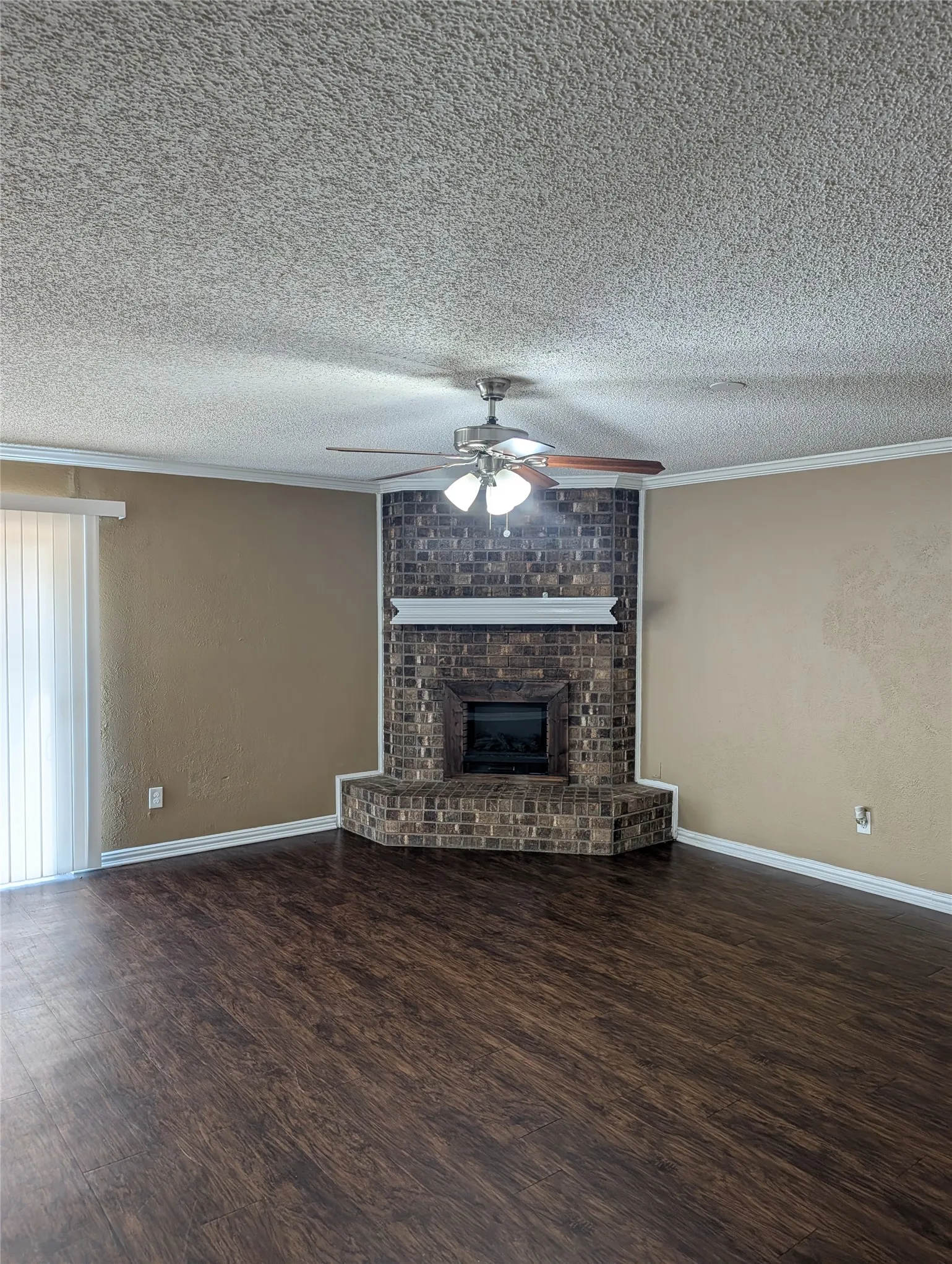 Single Family Residence For Rent in Tarrant County , 5325 Weddington Court, Fort Worth, Texas 76133, 3 Bedroom, 2 Bathroom, 2 Garage spaces, 1,592 Sqft, built in 1980, mls#21400078, Real Estate Agent in Fort Worth, Homes For Rent in Tarrant county, Homes For Rent in Fort Worth, Realtor in Fort Worth Texas, Real Estate Brokerage Independent Realty Texas, Luminita Cordes Realtor