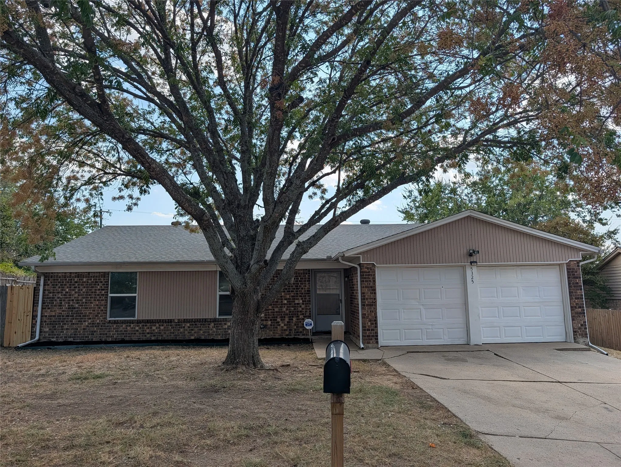 Single Family Residence For Rent in Tarrant County , 5325 Weddington Court, Fort Worth, Texas 76133, 3 Bedroom, 2 Bathroom, 2 Garage spaces, 1,592 Sqft, built in 1980, mls#21400078, Real Estate Agent in Fort Worth, Homes For Rent in Tarrant county, Homes For Rent in Fort Worth, Realtor in Fort Worth Texas, Real Estate Brokerage Independent Realty Texas, Luminita Cordes Realtor