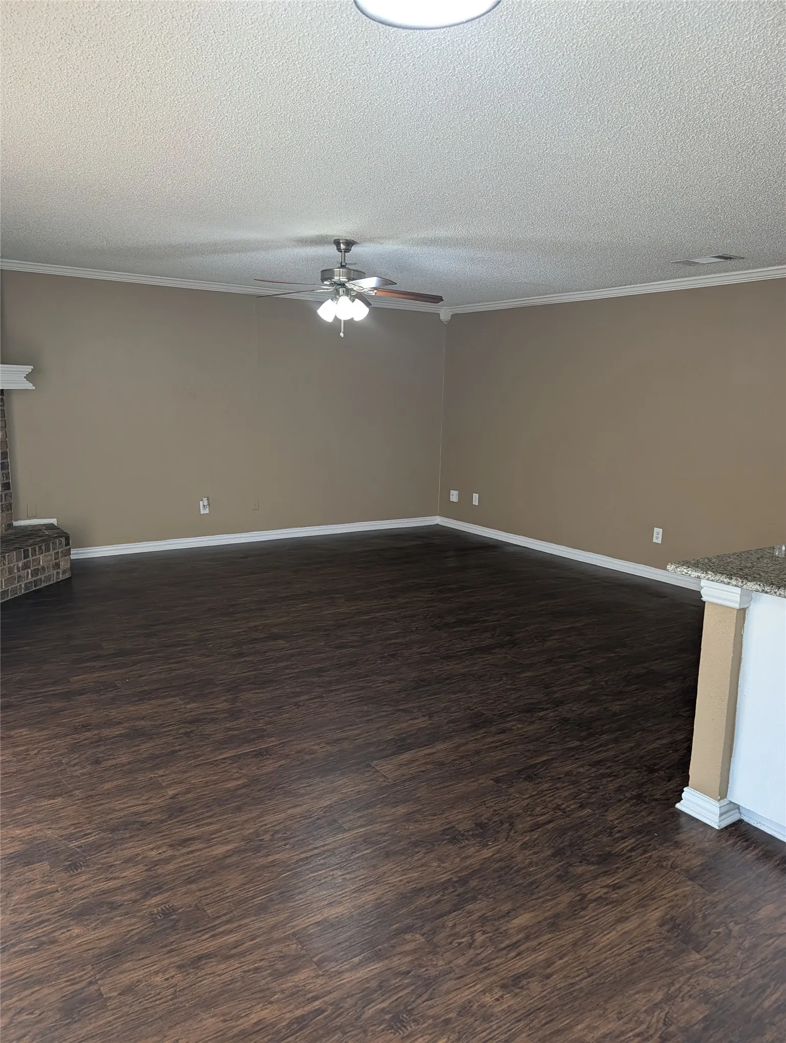 Single Family Residence For Rent in Tarrant County , 5325 Weddington Court, Fort Worth, Texas 76133, 3 Bedroom, 2 Bathroom, 2 Garage spaces, 1,592 Sqft, built in 1980, mls#21400078, Real Estate Agent in Fort Worth, Homes For Rent in Tarrant county, Homes For Rent in Fort Worth, Realtor in Fort Worth Texas, Real Estate Brokerage Independent Realty Texas, Luminita Cordes Realtor