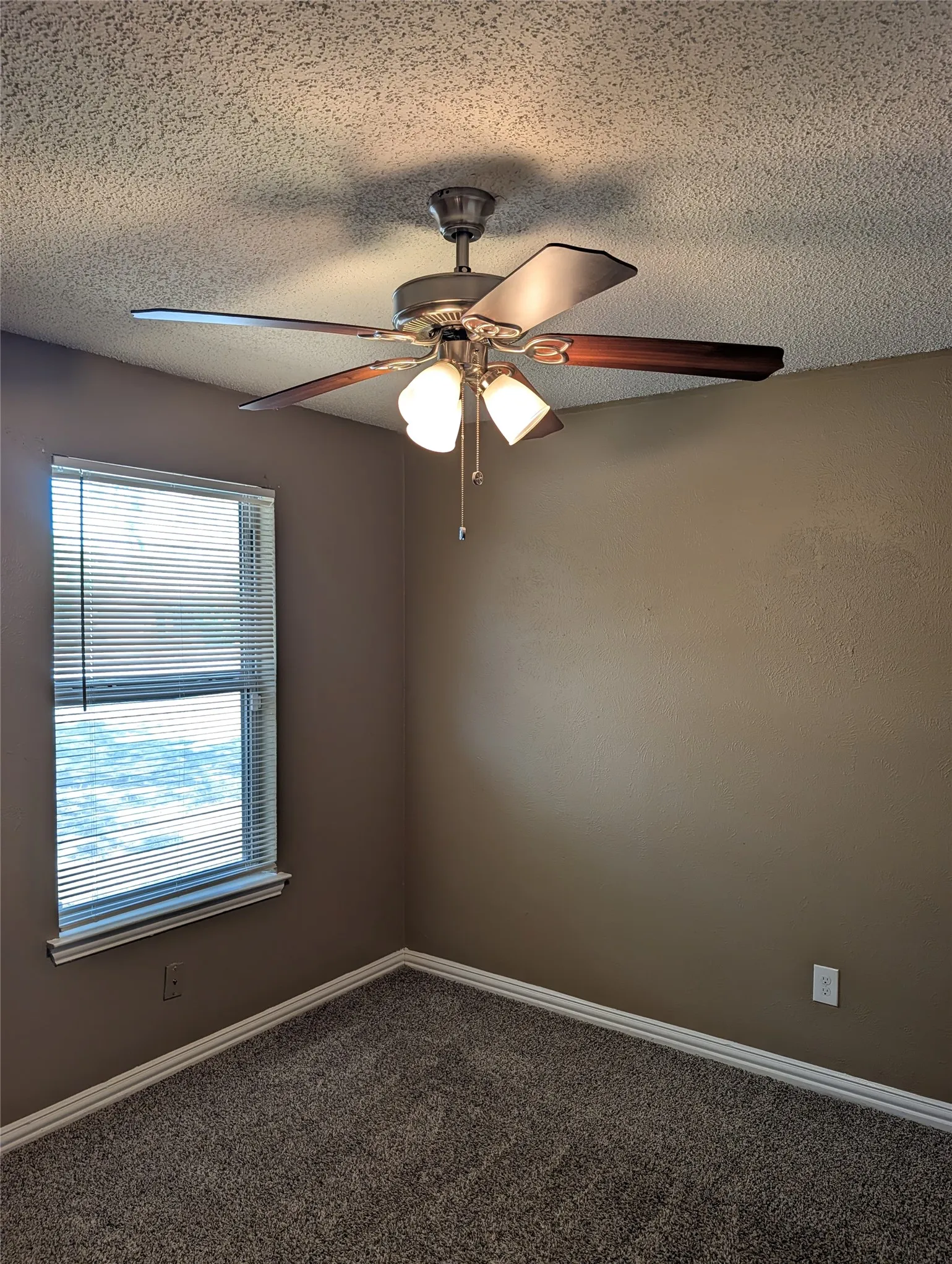 Single Family Residence For Rent in Tarrant County , 5325 Weddington Court, Fort Worth, Texas 76133, 3 Bedroom, 2 Bathroom, 2 Garage spaces, 1,592 Sqft, built in 1980, mls#21400078, Real Estate Agent in Fort Worth, Homes For Rent in Tarrant county, Homes For Rent in Fort Worth, Realtor in Fort Worth Texas, Real Estate Brokerage Independent Realty Texas, Luminita Cordes Realtor