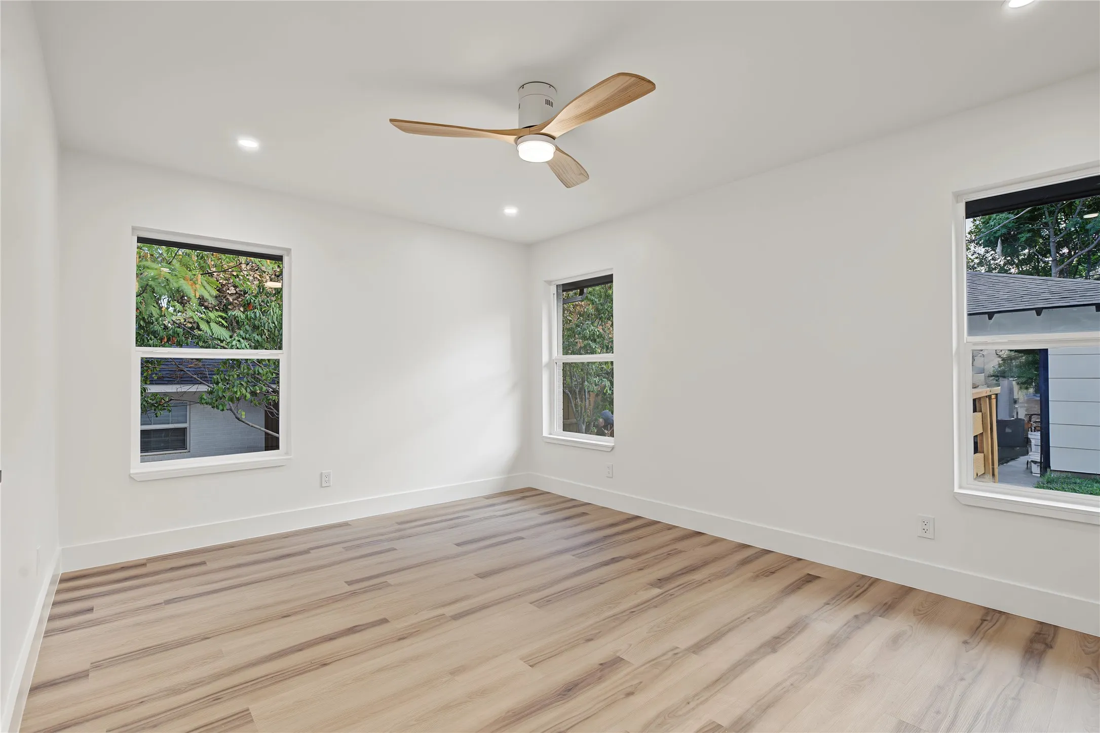 Single Family Residence For Sale in Dallas County , 865 Peavy Road, Dallas, Texas 75218, 3 Bedroom, 3 Bathroom, 2 Garage spaces, 1,450 Sqft, built in 1954, mls#21399974, Real Estate Agent in Dallas, Homes For Sale in Dallas county, Homes For Sale in Dallas, Realtor in Dallas Texas, Real Estate Brokerage Independent Realty Texas, Luminita Cordes Realtor