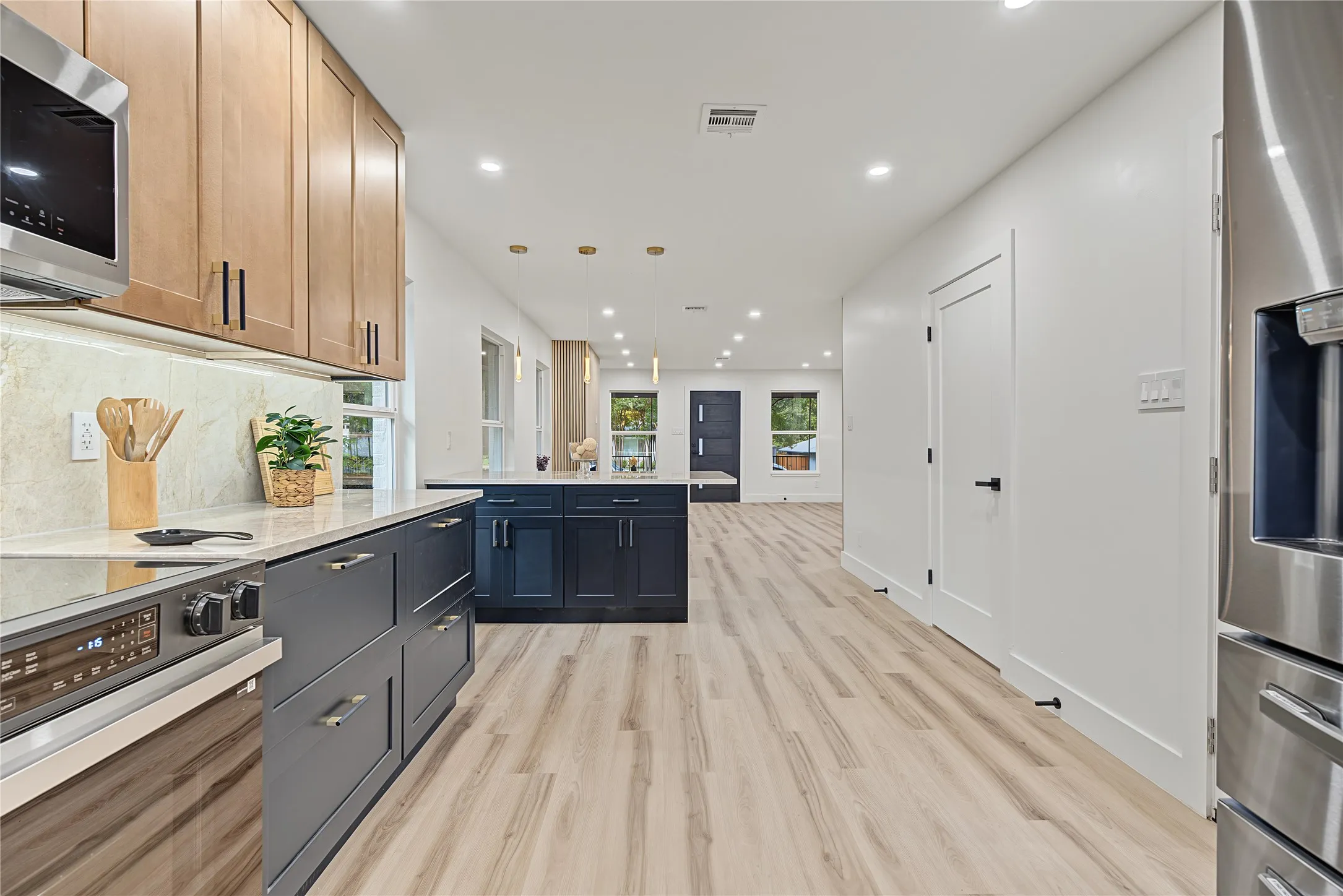 Single Family Residence For Sale in Dallas County , 865 Peavy Road, Dallas, Texas 75218, 3 Bedroom, 3 Bathroom, 2 Garage spaces, 1,450 Sqft, built in 1954, mls#21399974, Real Estate Agent in Dallas, Homes For Sale in Dallas county, Homes For Sale in Dallas, Realtor in Dallas Texas, Real Estate Brokerage Independent Realty Texas, Luminita Cordes Realtor