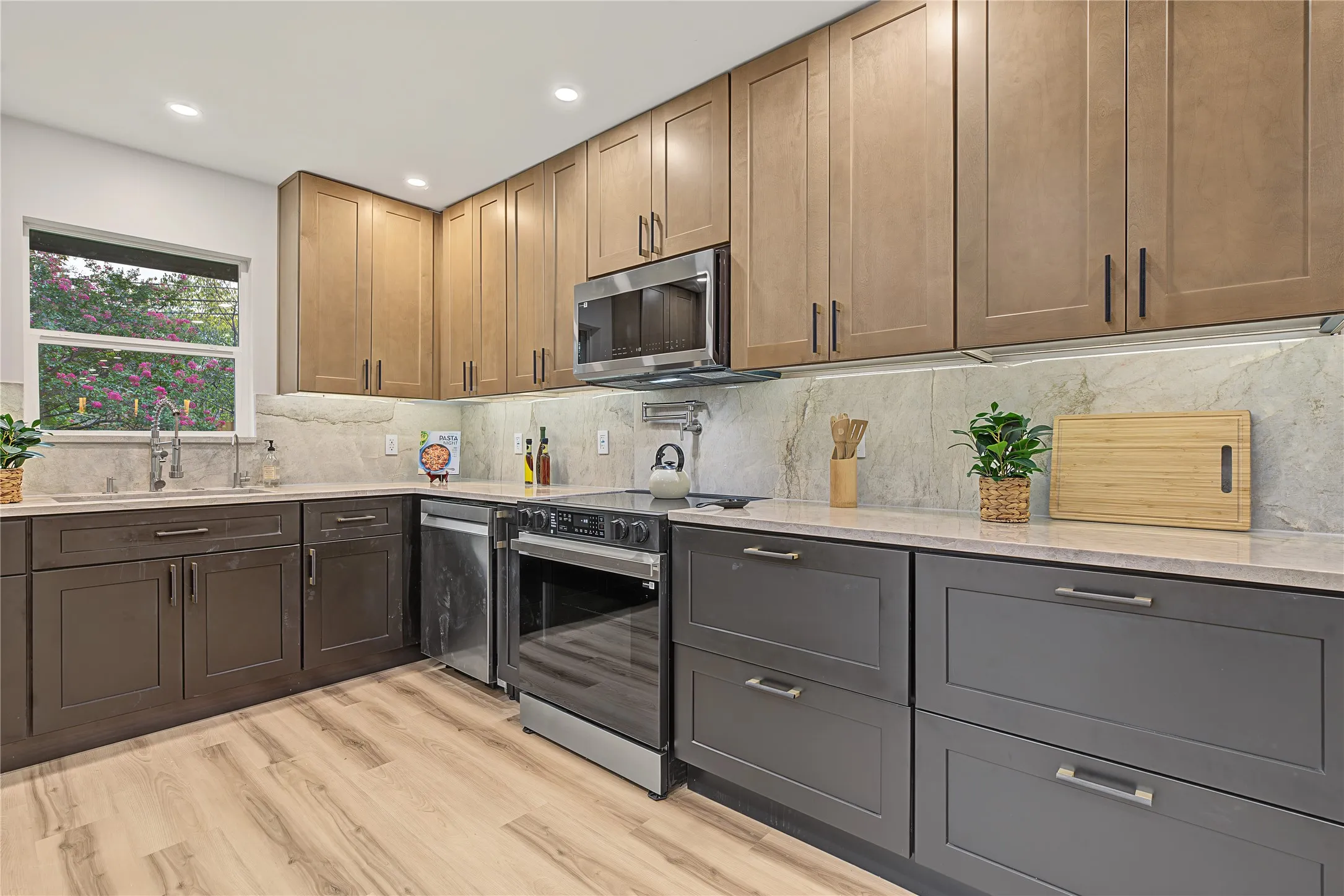 Single Family Residence For Sale in Dallas County , 865 Peavy Road, Dallas, Texas 75218, 3 Bedroom, 3 Bathroom, 2 Garage spaces, 1,450 Sqft, built in 1954, mls#21399974, Real Estate Agent in Dallas, Homes For Sale in Dallas county, Homes For Sale in Dallas, Realtor in Dallas Texas, Real Estate Brokerage Independent Realty Texas, Luminita Cordes Realtor