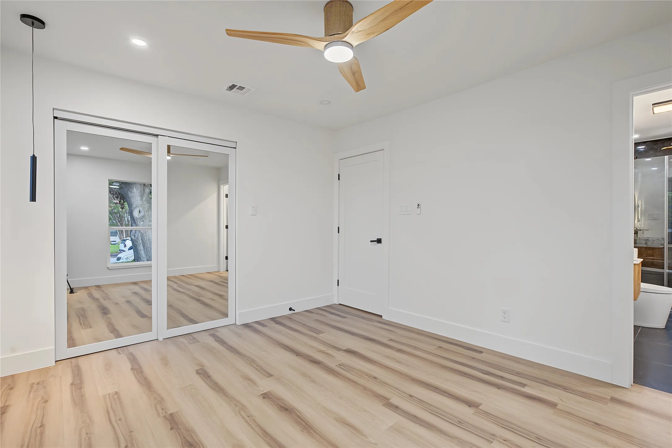 Single Family Residence For Sale in Dallas County , 865 Peavy Road, Dallas, Texas 75218, 3 Bedroom, 3 Bathroom, 2 Garage spaces, 1,450 Sqft, built in 1954, mls#21399974, Real Estate Agent in Dallas, Homes For Sale in Dallas county, Homes For Sale in Dallas, Realtor in Dallas Texas, Real Estate Brokerage Independent Realty Texas, Luminita Cordes Realtor