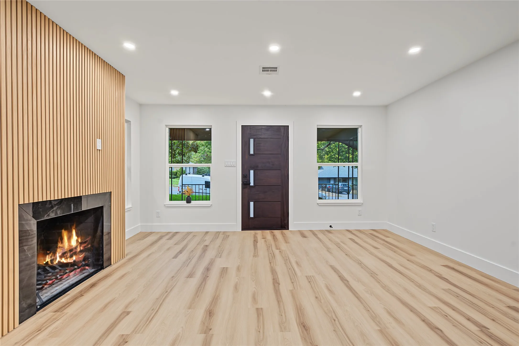 Single Family Residence For Sale in Dallas County , 865 Peavy Road, Dallas, Texas 75218, 3 Bedroom, 3 Bathroom, 2 Garage spaces, 1,450 Sqft, built in 1954, mls#21399974, Real Estate Agent in Dallas, Homes For Sale in Dallas county, Homes For Sale in Dallas, Realtor in Dallas Texas, Real Estate Brokerage Independent Realty Texas, Luminita Cordes Realtor