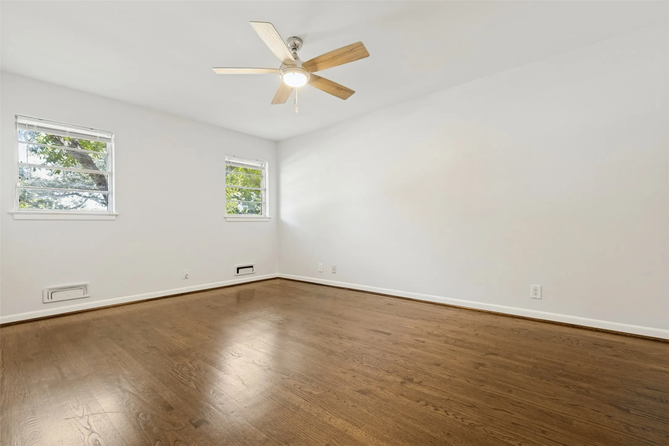 Duplex For Rent in Dallas County , 3501 Northwest Parkway, University Park, Texas 75225, 2 Bedroom, 2 Bathroom, 1 Garage spaces, 1,500 Sqft, built in 1955, mls#21400077, Real Estate Agent in University Park, Homes For Rent in Dallas county, Homes For Rent in University Park, Realtor in University Park Texas, Real Estate Brokerage Independent Realty Texas, Luminita Cordes Realtor