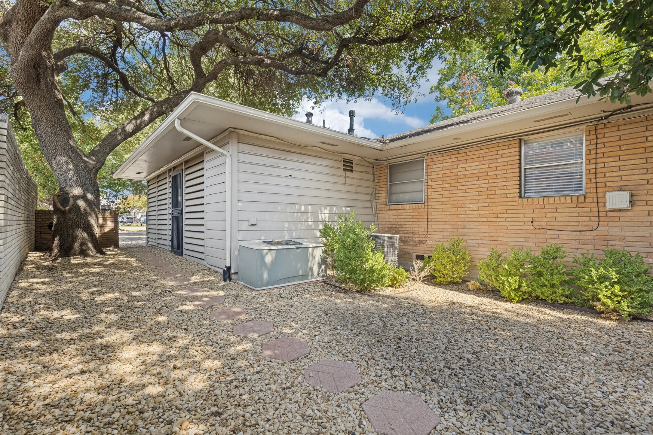 Duplex For Rent in Dallas County , 3501 Northwest Parkway, University Park, Texas 75225, 2 Bedroom, 2 Bathroom, 1 Garage spaces, 1,500 Sqft, built in 1955, mls#21400077, Real Estate Agent in University Park, Homes For Rent in Dallas county, Homes For Rent in University Park, Realtor in University Park Texas, Real Estate Brokerage Independent Realty Texas, Luminita Cordes Realtor