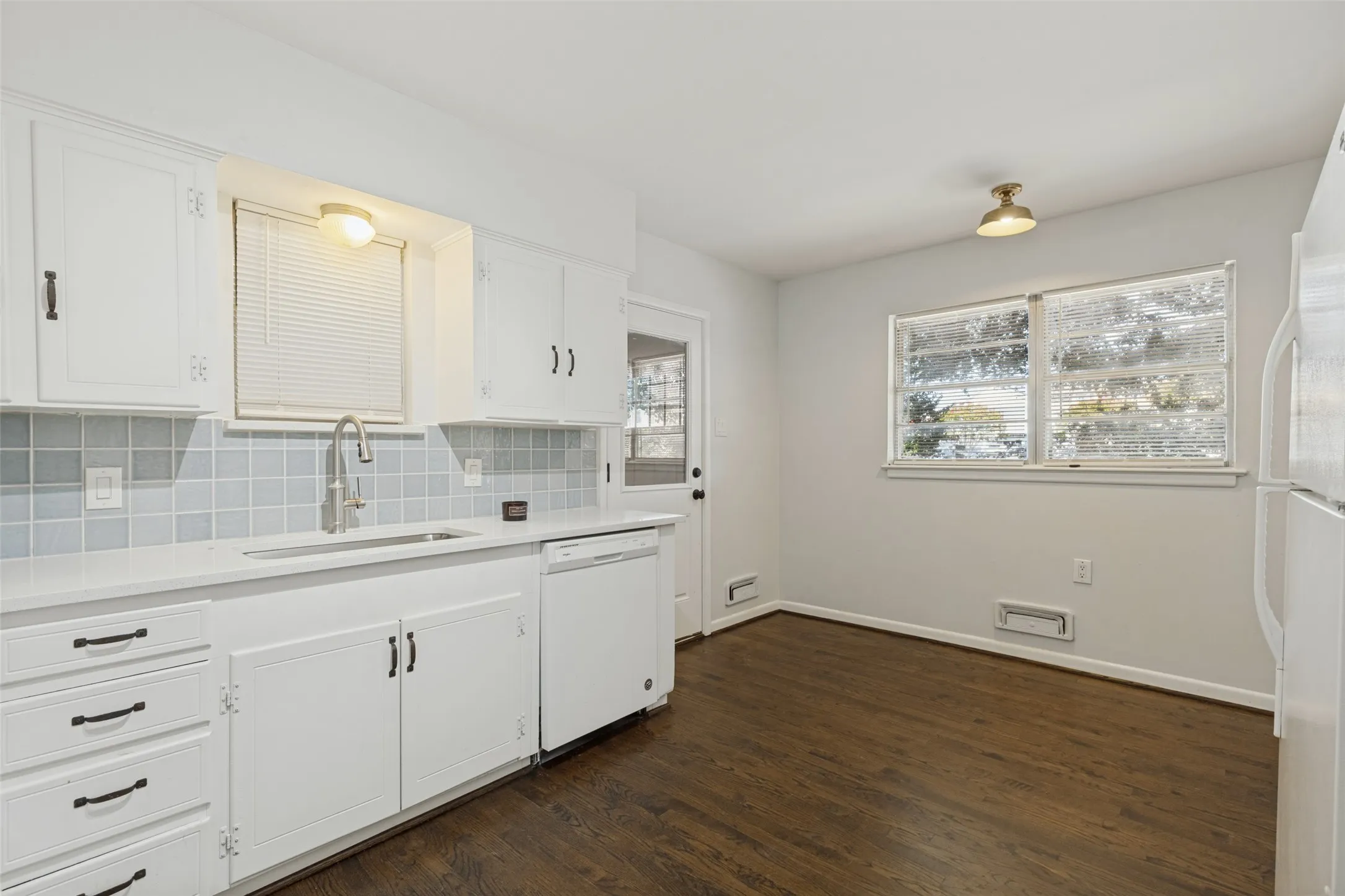 Duplex For Rent in Dallas County , 3501 Northwest Parkway, University Park, Texas 75225, 2 Bedroom, 2 Bathroom, 1 Garage spaces, 1,500 Sqft, built in 1955, mls#21400077, Real Estate Agent in University Park, Homes For Rent in Dallas county, Homes For Rent in University Park, Realtor in University Park Texas, Real Estate Brokerage Independent Realty Texas, Luminita Cordes Realtor