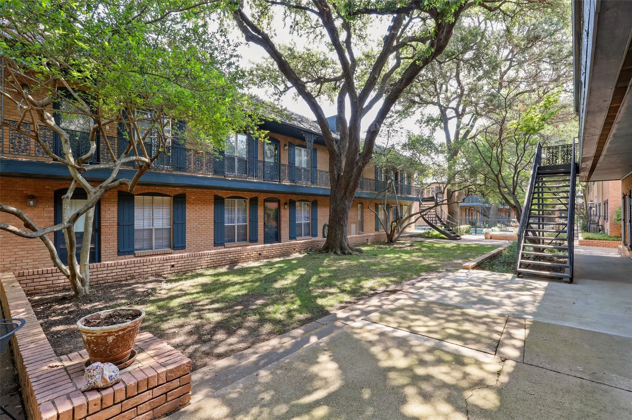 Condominium For Sale in Dallas County , 6011 E University Boulevard 246, Dallas, Texas 75206, 2 Bedroom, 1 Bathroom, Garage spaces, 930 Sqft, built in 1964, mls#21399697, Real Estate Agent in Dallas, Homes For Sale in Dallas county, Homes For Sale in Dallas, Realtor in Dallas Texas, Real Estate Brokerage Independent Realty Texas, Luminita Cordes Realtor