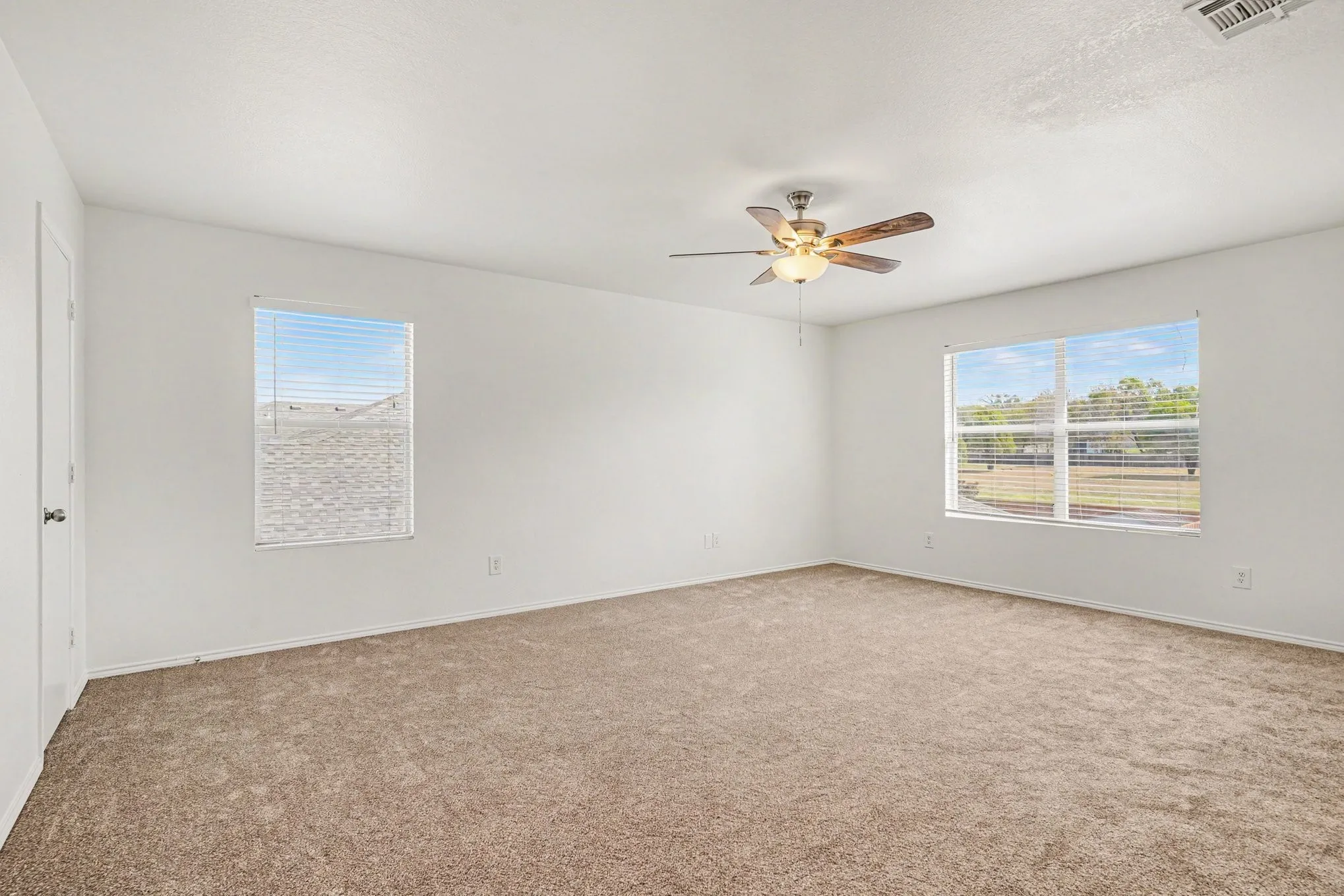 Single Family Residence For Sale in Tarrant County , 937 Iona Drive, Fort Worth, Texas 76120, 3 Bedroom, 2 Bathroom, 2 Garage spaces, 2,279 Sqft, built in 2008, mls#21397646, Real Estate Agent in Fort Worth, Homes For Sale in Tarrant county, Homes For Sale in Fort Worth, Realtor in Fort Worth Texas, Real Estate Brokerage Independent Realty Texas, Luminita Cordes Realtor