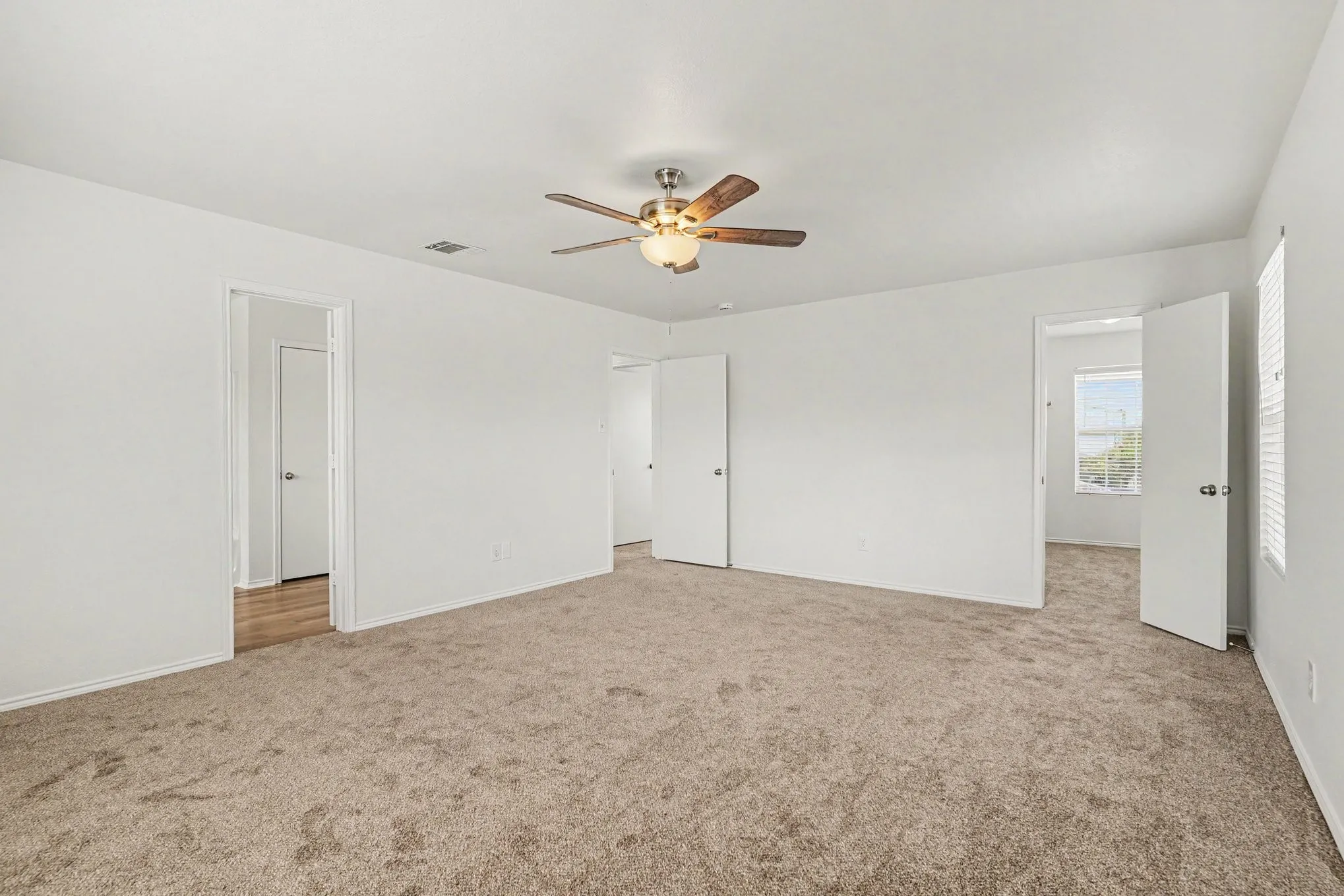 Single Family Residence For Sale in Tarrant County , 937 Iona Drive, Fort Worth, Texas 76120, 3 Bedroom, 2 Bathroom, 2 Garage spaces, 2,279 Sqft, built in 2008, mls#21397646, Real Estate Agent in Fort Worth, Homes For Sale in Tarrant county, Homes For Sale in Fort Worth, Realtor in Fort Worth Texas, Real Estate Brokerage Independent Realty Texas, Luminita Cordes Realtor