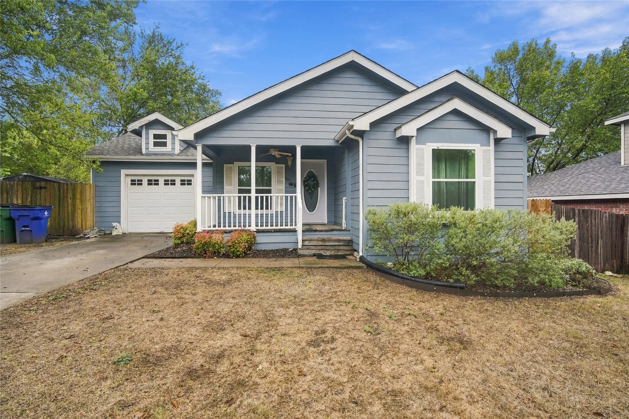 Single Family Residence For Sale in Ellis County , 301 Pasley Street, Waxahachie, Texas 75165, 3 Bedroom, 2 Bathroom, 1 Garage spaces, 1,540 Sqft, built in 2004, mls#21400085, Real Estate Agent in Waxahachie, Homes For Sale in Ellis county, Homes For Sale in Waxahachie, Realtor in Waxahachie Texas, Real Estate Brokerage Independent Realty Texas, Luminita Cordes Realtor