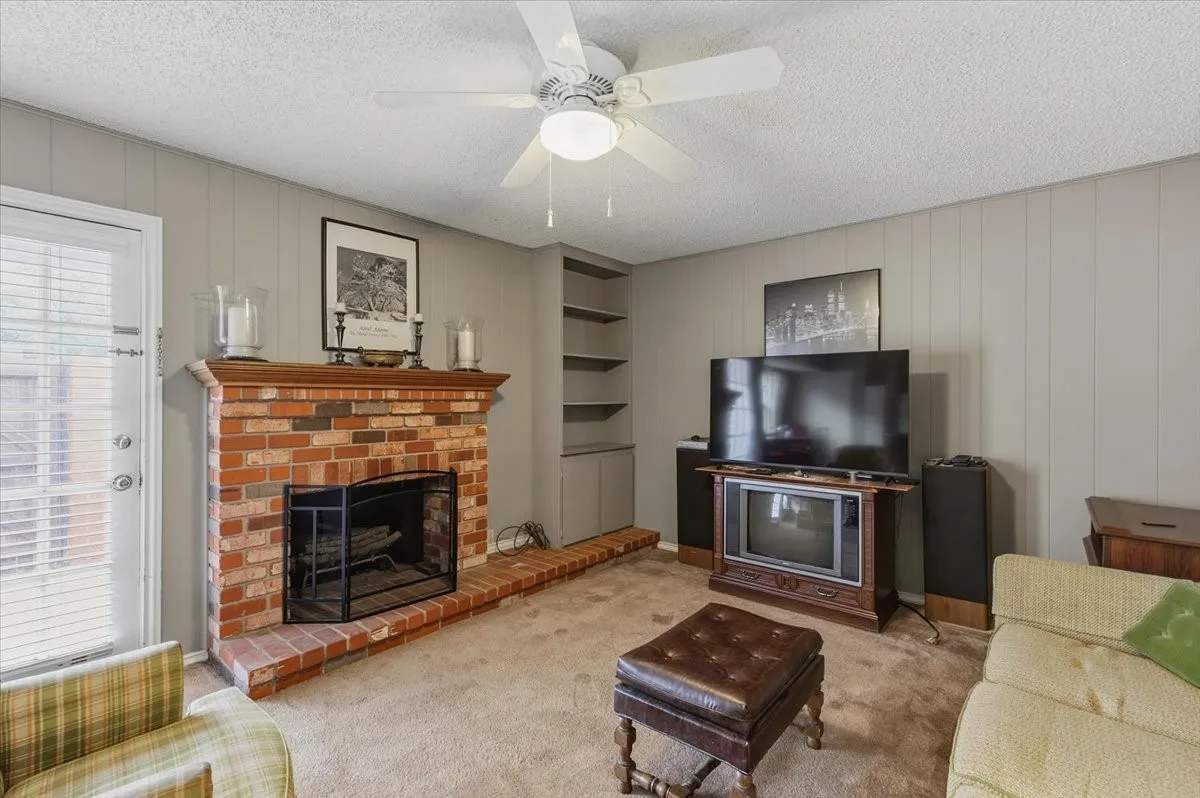 Condominium For Sale in Tarrant County , 1061 Roaring Springs Road, Fort Worth, Texas 76114, 2 Bedroom, 2 Bathroom, Garage spaces, 1,333 Sqft, built in 1970, mls#21399155, Real Estate Agent in Fort Worth, Homes For Sale in Tarrant county, Homes For Sale in Fort Worth, Realtor in Fort Worth Texas, Real Estate Brokerage Independent Realty Texas, Luminita Cordes Realtor