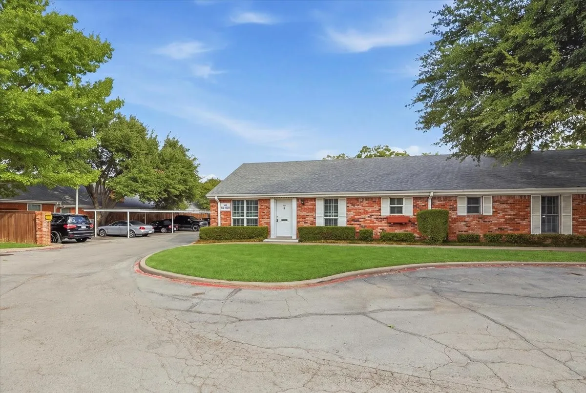 Condominium For Sale in Tarrant County , 1061 Roaring Springs Road, Fort Worth, Texas 76114, 2 Bedroom, 2 Bathroom, Garage spaces, 1,333 Sqft, built in 1970, mls#21399155, Real Estate Agent in Fort Worth, Homes For Sale in Tarrant county, Homes For Sale in Fort Worth, Realtor in Fort Worth Texas, Real Estate Brokerage Independent Realty Texas, Luminita Cordes Realtor