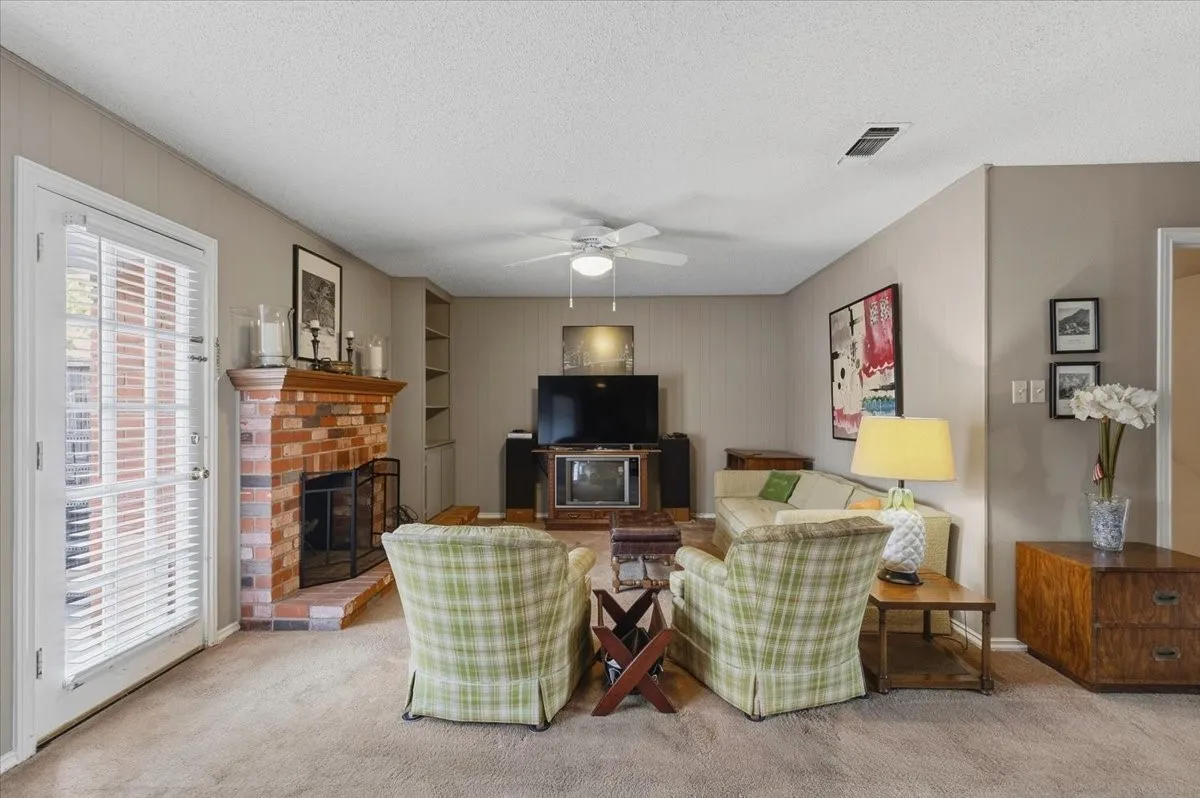 Condominium For Sale in Tarrant County , 1061 Roaring Springs Road, Fort Worth, Texas 76114, 2 Bedroom, 2 Bathroom, Garage spaces, 1,333 Sqft, built in 1970, mls#21399155, Real Estate Agent in Fort Worth, Homes For Sale in Tarrant county, Homes For Sale in Fort Worth, Realtor in Fort Worth Texas, Real Estate Brokerage Independent Realty Texas, Luminita Cordes Realtor