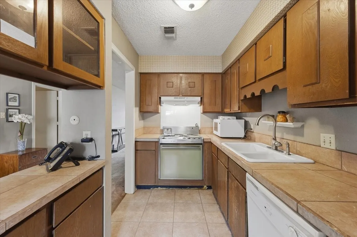 Condominium For Sale in Tarrant County , 1061 Roaring Springs Road, Fort Worth, Texas 76114, 2 Bedroom, 2 Bathroom, Garage spaces, 1,333 Sqft, built in 1970, mls#21399155, Real Estate Agent in Fort Worth, Homes For Sale in Tarrant county, Homes For Sale in Fort Worth, Realtor in Fort Worth Texas, Real Estate Brokerage Independent Realty Texas, Luminita Cordes Realtor