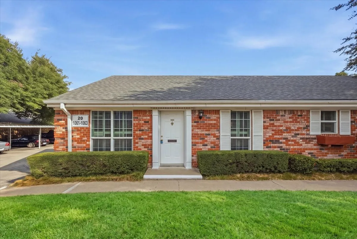 Condominium For Sale in Tarrant County , 1061 Roaring Springs Road, Fort Worth, Texas 76114, 2 Bedroom, 2 Bathroom, Garage spaces, 1,333 Sqft, built in 1970, mls#21399155, Real Estate Agent in Fort Worth, Homes For Sale in Tarrant county, Homes For Sale in Fort Worth, Realtor in Fort Worth Texas, Real Estate Brokerage Independent Realty Texas, Luminita Cordes Realtor