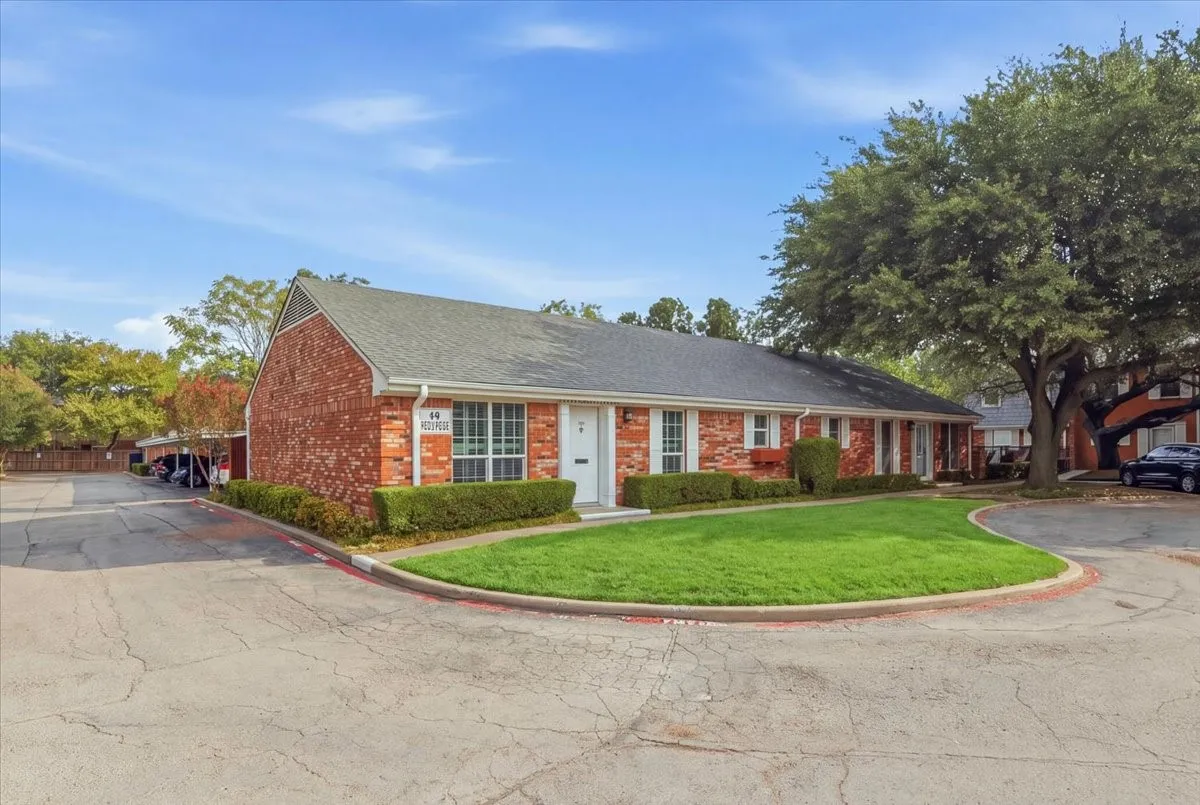 Condominium For Sale in Tarrant County , 1061 Roaring Springs Road, Fort Worth, Texas 76114, 2 Bedroom, 2 Bathroom, Garage spaces, 1,333 Sqft, built in 1970, mls#21399155, Real Estate Agent in Fort Worth, Homes For Sale in Tarrant county, Homes For Sale in Fort Worth, Realtor in Fort Worth Texas, Real Estate Brokerage Independent Realty Texas, Luminita Cordes Realtor