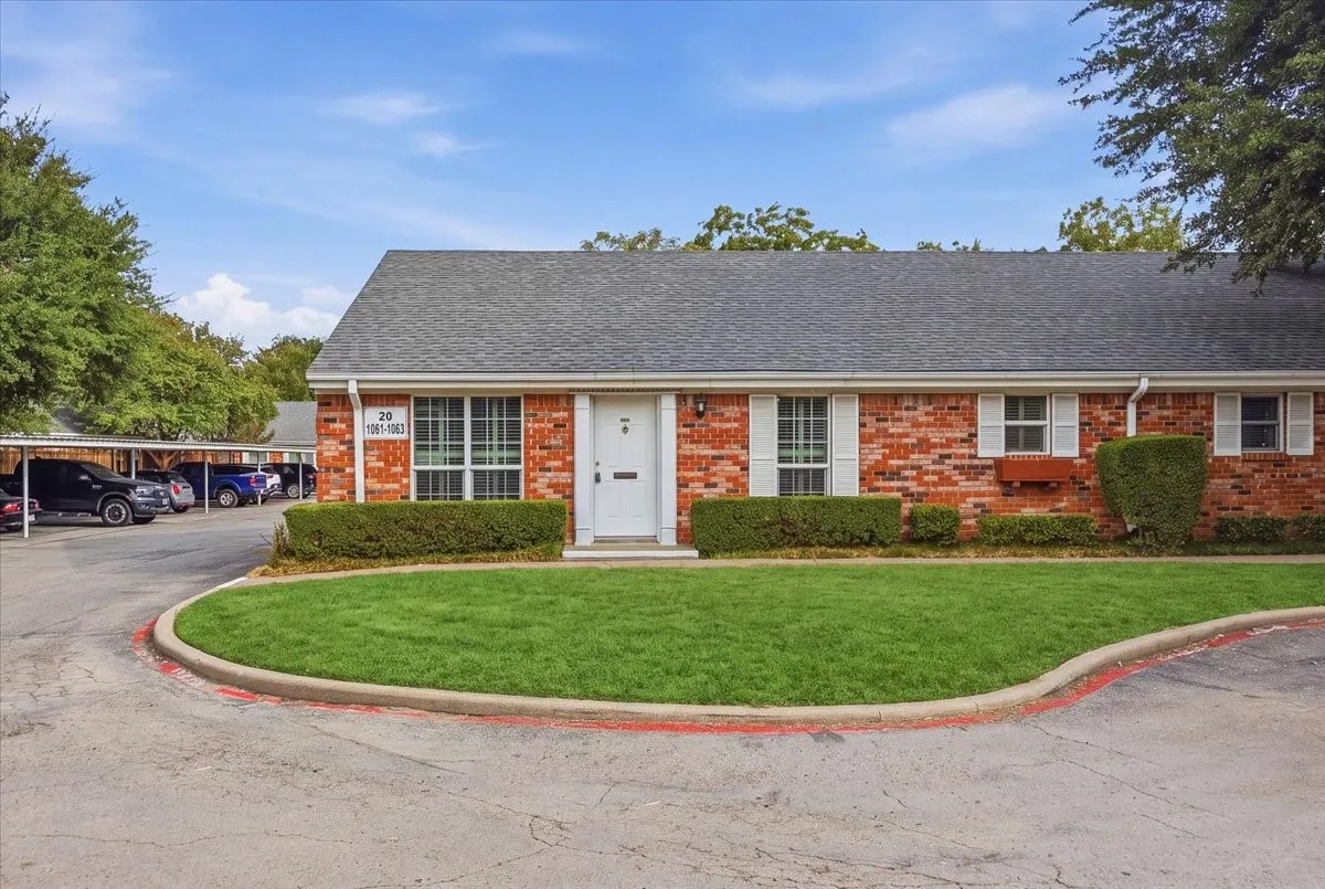 Condominium For Sale in Tarrant County , 1061 Roaring Springs Road, Fort Worth, Texas 76114, 2 Bedroom, 2 Bathroom, Garage spaces, 1,333 Sqft, built in 1970, mls#21399155, Real Estate Agent in Fort Worth, Homes For Sale in Tarrant county, Homes For Sale in Fort Worth, Realtor in Fort Worth Texas, Real Estate Brokerage Independent Realty Texas, Luminita Cordes Realtor