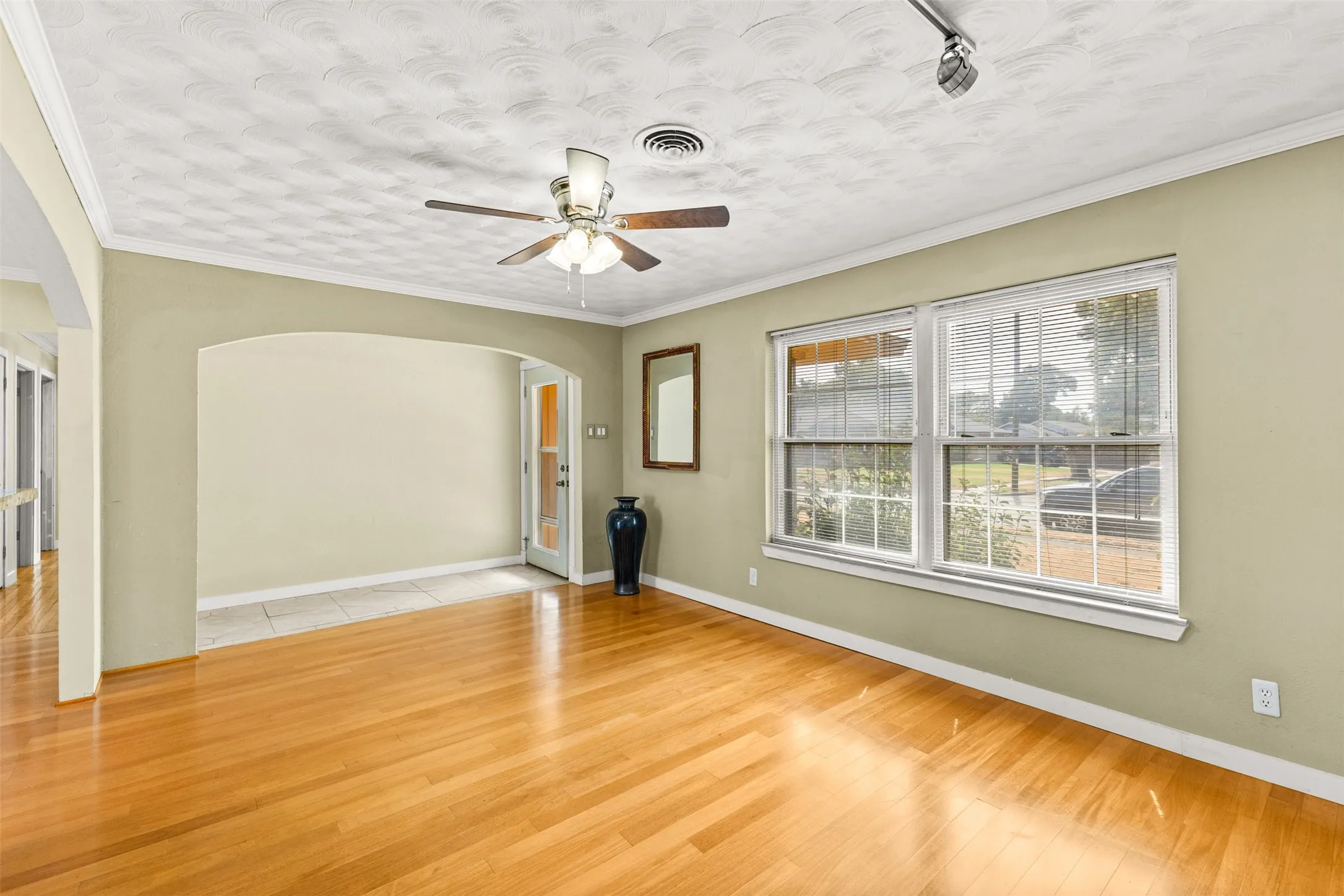 Single Family Residence For Sale in Dallas County , 2401 Cardinal Lane, Garland, Texas 75042, 3 Bedroom, 2 Bathroom, 2 Garage spaces, 1,432 Sqft, built in 1959, mls#21400099, Real Estate Agent in Garland, Homes For Sale in Dallas county, Homes For Sale in Garland, Realtor in Garland Texas, Real Estate Brokerage Independent Realty Texas, Luminita Cordes Realtor