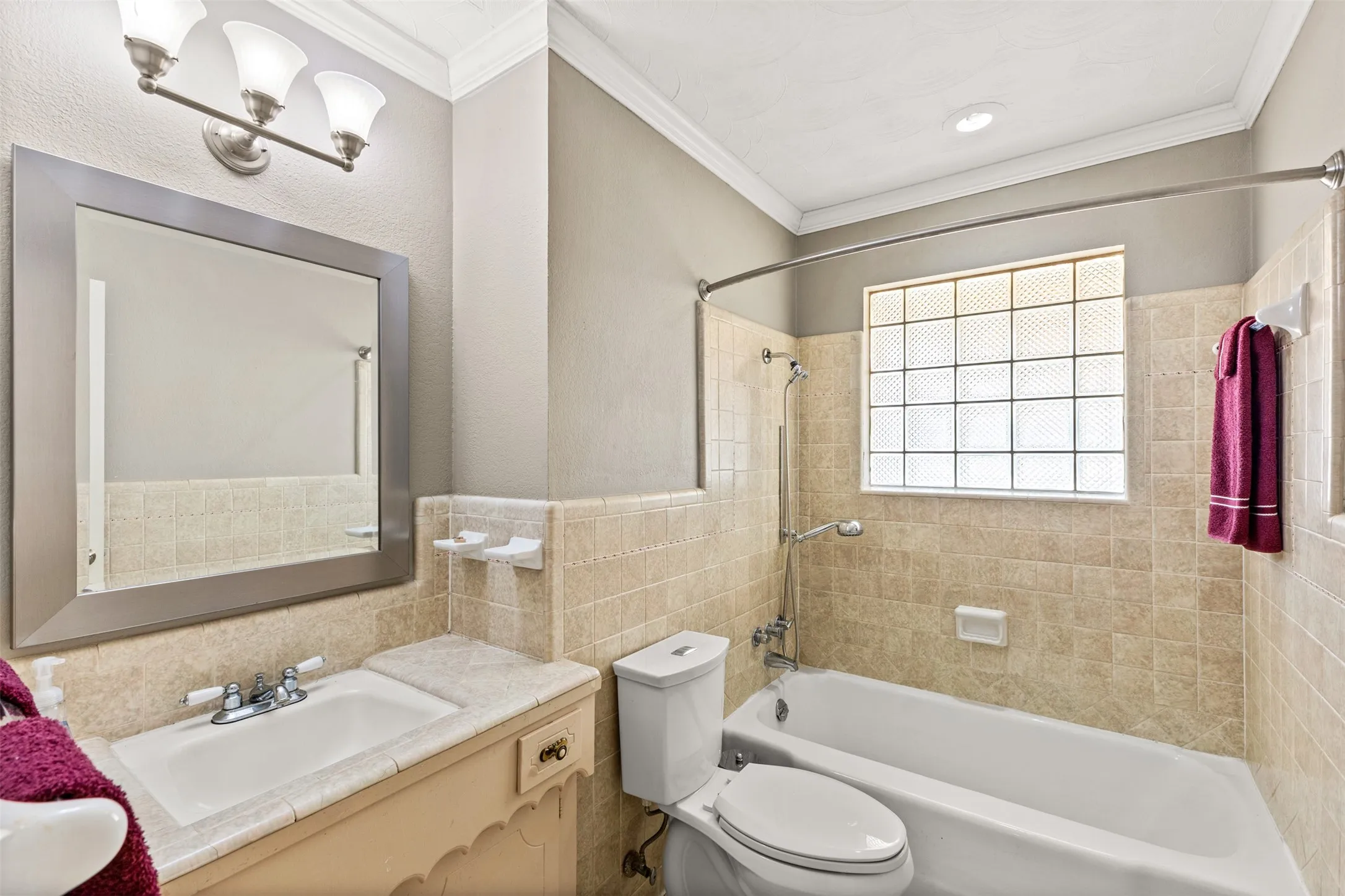 Single Family Residence For Sale in Dallas County , 2401 Cardinal Lane, Garland, Texas 75042, 3 Bedroom, 2 Bathroom, 2 Garage spaces, 1,432 Sqft, built in 1959, mls#21400099, Real Estate Agent in Garland, Homes For Sale in Dallas county, Homes For Sale in Garland, Realtor in Garland Texas, Real Estate Brokerage Independent Realty Texas, Luminita Cordes Realtor