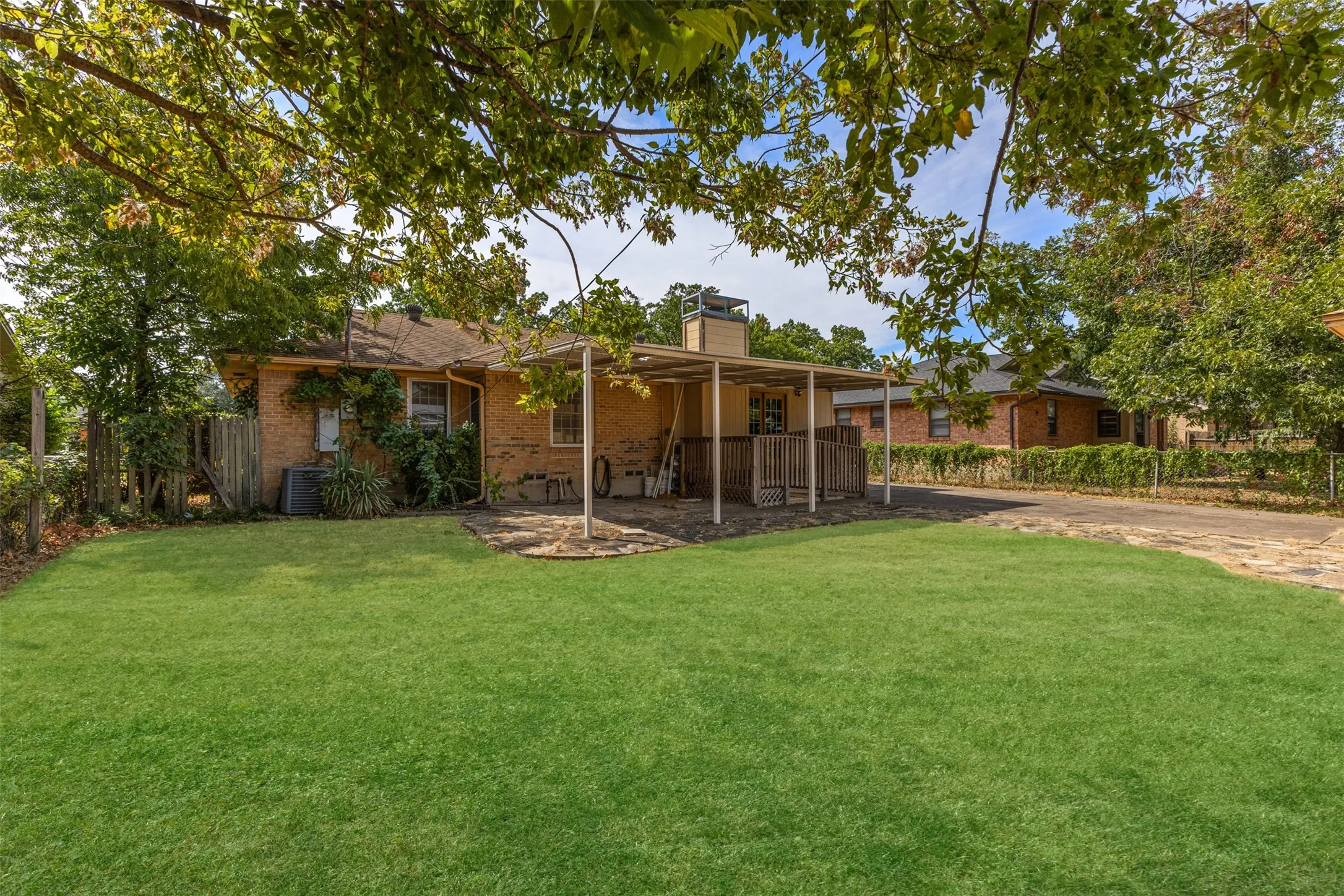 Single Family Residence For Sale in Dallas County , 2401 Cardinal Lane, Garland, Texas 75042, 3 Bedroom, 2 Bathroom, 2 Garage spaces, 1,432 Sqft, built in 1959, mls#21400099, Real Estate Agent in Garland, Homes For Sale in Dallas county, Homes For Sale in Garland, Realtor in Garland Texas, Real Estate Brokerage Independent Realty Texas, Luminita Cordes Realtor