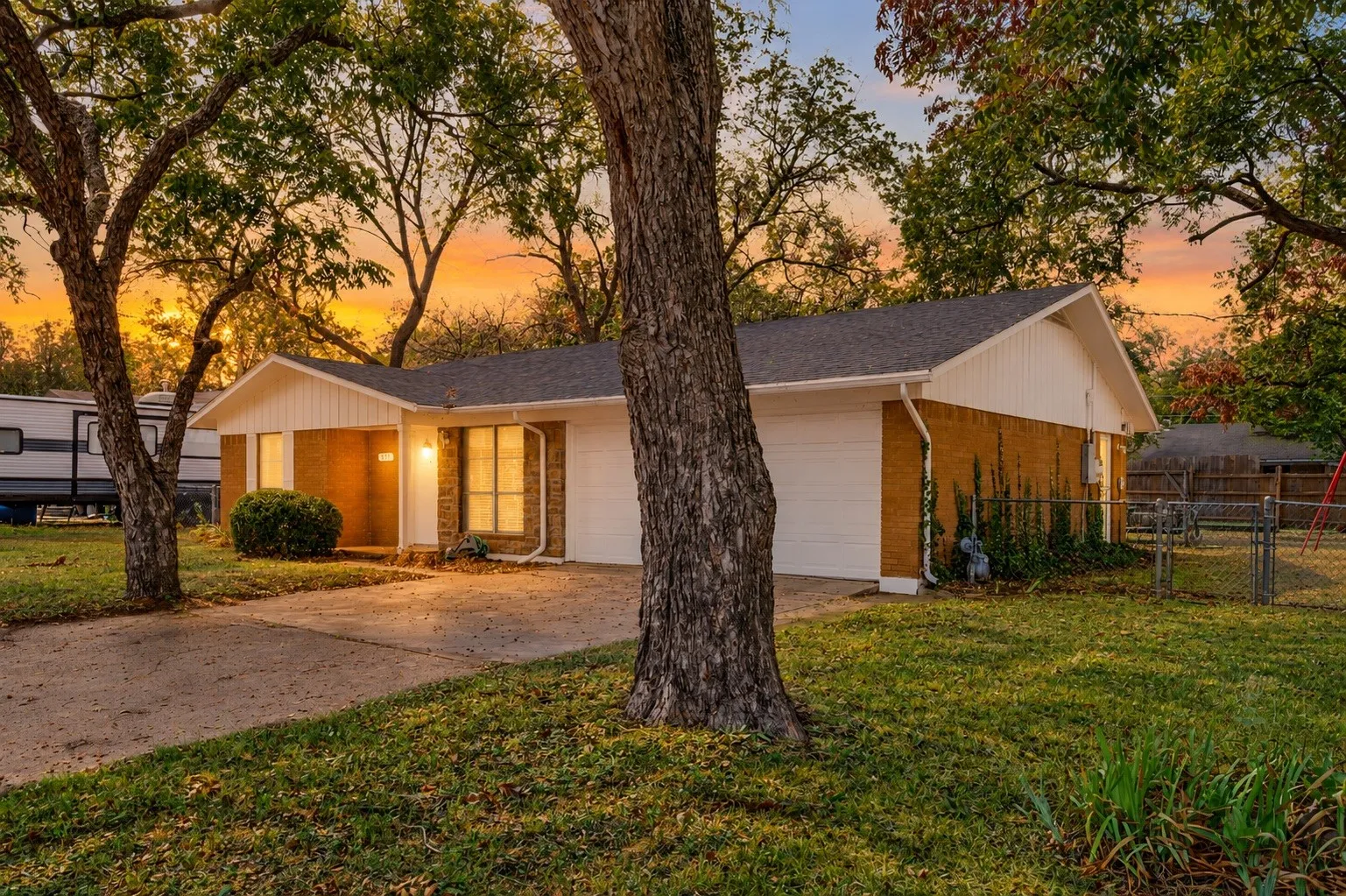 Single Family Residence For Sale in Denton County , 511 N Cherry Street, Aubrey, Texas 76227, 3 Bedroom, 2 Bathroom, 2 Garage spaces, 1,114 Sqft, built in 1984, mls#21400089, Real Estate Agent in Aubrey, Homes For Sale in Denton county, Homes For Sale in Aubrey, Realtor in Aubrey Texas, Real Estate Brokerage Independent Realty Texas, Luminita Cordes Realtor