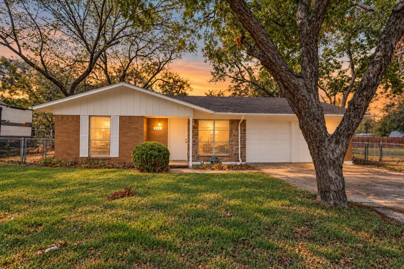 Single Family Residence For Sale in Denton County , 511 N Cherry Street, Aubrey, Texas 76227, 3 Bedroom, 2 Bathroom, 2 Garage spaces, 1,114 Sqft, built in 1984, mls#21400089, Real Estate Agent in Aubrey, Homes For Sale in Denton county, Homes For Sale in Aubrey, Realtor in Aubrey Texas, Real Estate Brokerage Independent Realty Texas, Luminita Cordes Realtor