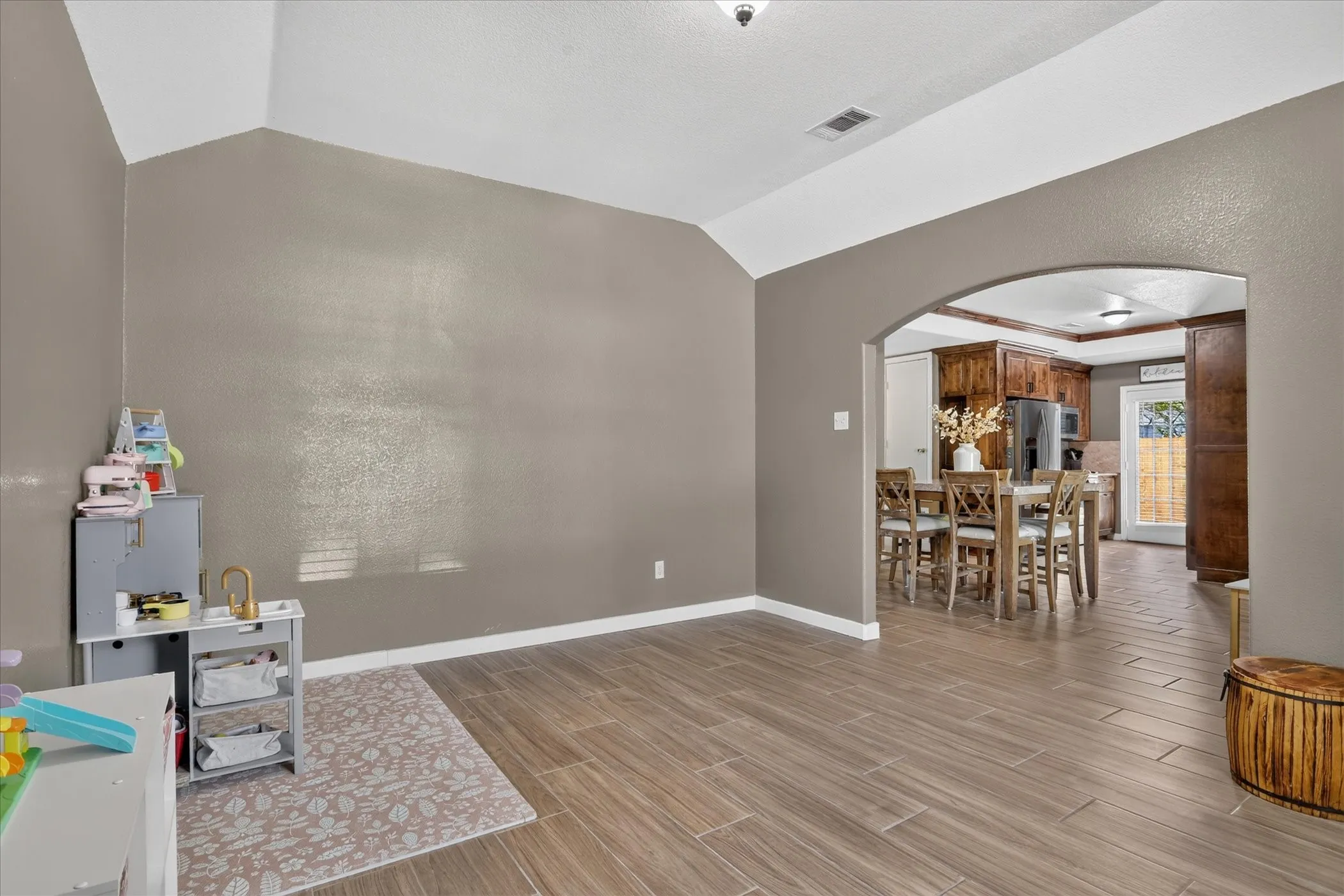 Single Family Residence For Sale in Tarrant County , 5413 Cornell Avenue, River Oaks, Texas 76114, 3 Bedroom, 2 Bathroom, Garage spaces, 1,596 Sqft, built in 2004, mls#21391345, Real Estate Agent in River Oaks, Homes For Sale in Tarrant county, Homes For Sale in River Oaks, Realtor in River Oaks Texas, Real Estate Brokerage Independent Realty Texas, Luminita Cordes Realtor