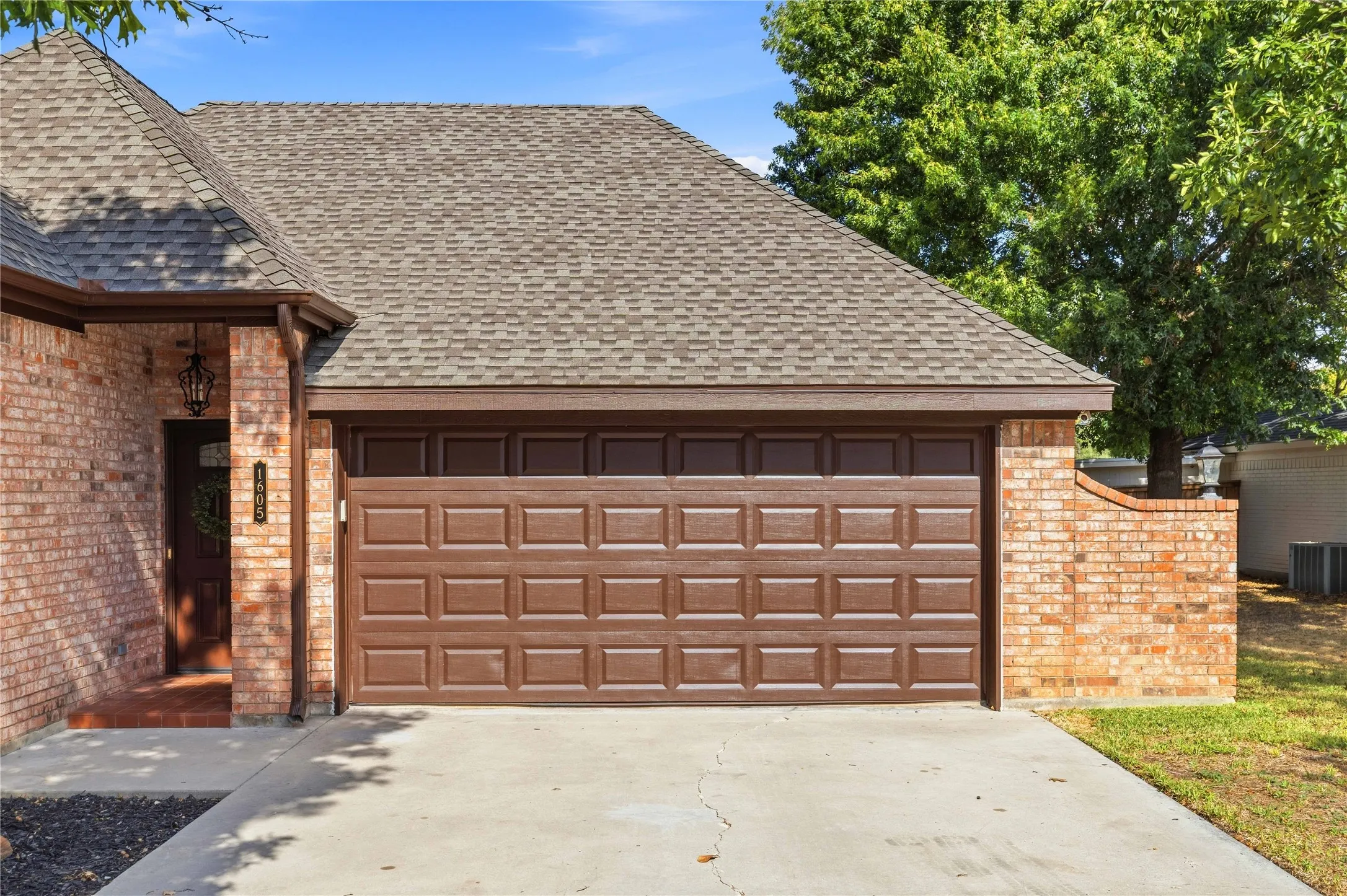Single Family Residence For Sale in Brown County , 1605 Southgate Drive, Brownwood, Texas 76801, 3 Bedroom, 2 Bathroom, 2 Garage spaces, 1,566 Sqft, built in 1995, mls#21399846, Real Estate Agent in Brownwood, Homes For Sale in Brown county, Homes For Sale in Brownwood, Realtor in Brownwood Texas, Real Estate Brokerage Independent Realty Texas, Luminita Cordes Realtor
