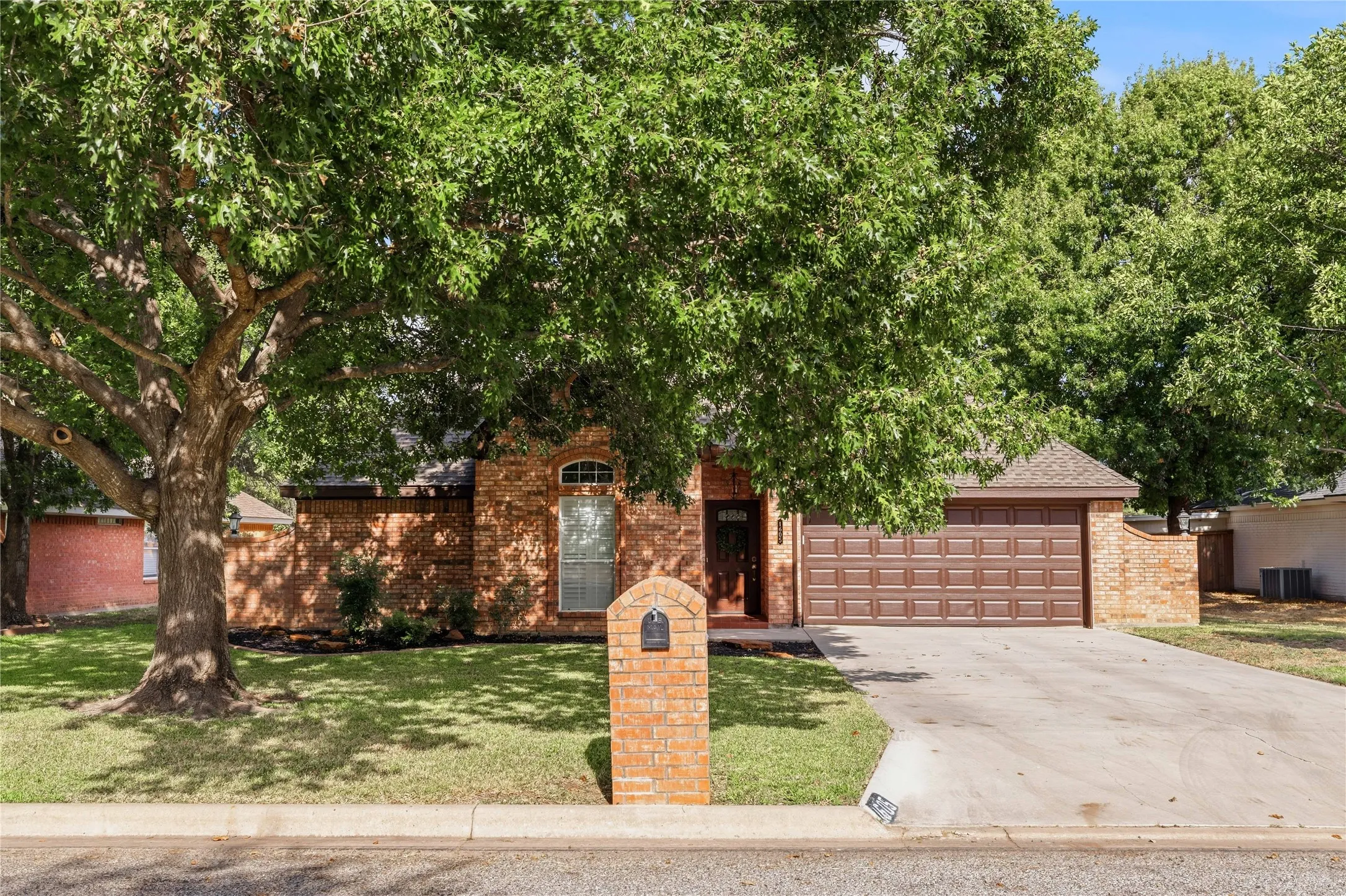 Single Family Residence For Sale in Brown County , 1605 Southgate Drive, Brownwood, Texas 76801, 3 Bedroom, 2 Bathroom, 2 Garage spaces, 1,566 Sqft, built in 1995, mls#21399846, Real Estate Agent in Brownwood, Homes For Sale in Brown county, Homes For Sale in Brownwood, Realtor in Brownwood Texas, Real Estate Brokerage Independent Realty Texas, Luminita Cordes Realtor