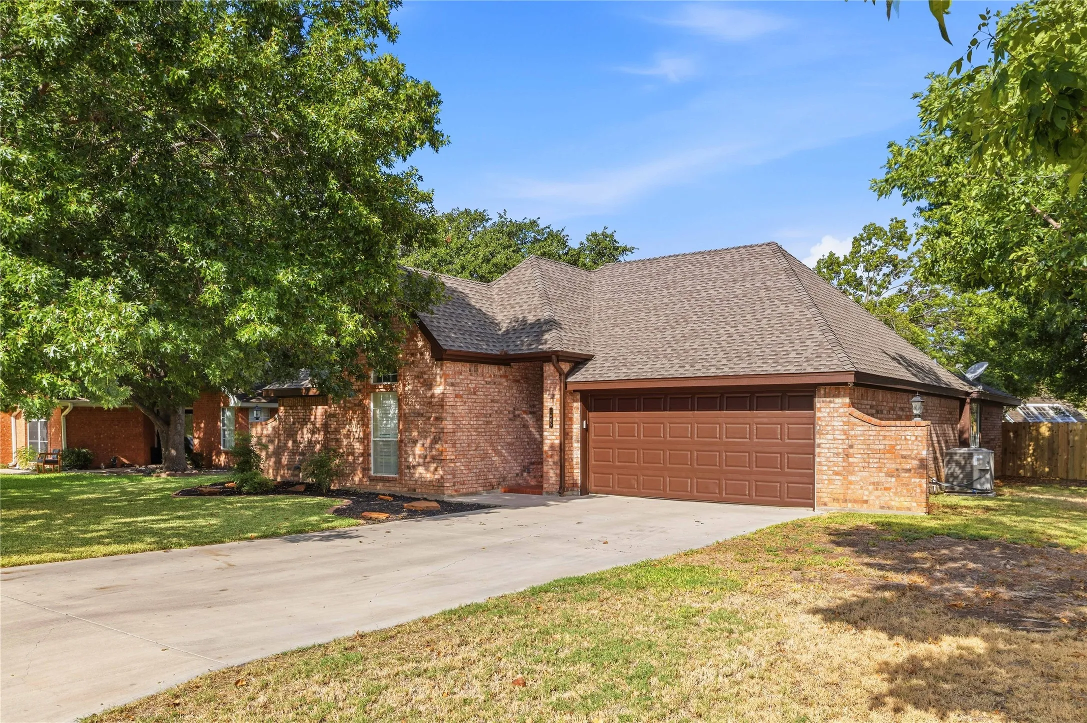Single Family Residence For Sale in Brown County , 1605 Southgate Drive, Brownwood, Texas 76801, 3 Bedroom, 2 Bathroom, 2 Garage spaces, 1,566 Sqft, built in 1995, mls#21399846, Real Estate Agent in Brownwood, Homes For Sale in Brown county, Homes For Sale in Brownwood, Realtor in Brownwood Texas, Real Estate Brokerage Independent Realty Texas, Luminita Cordes Realtor